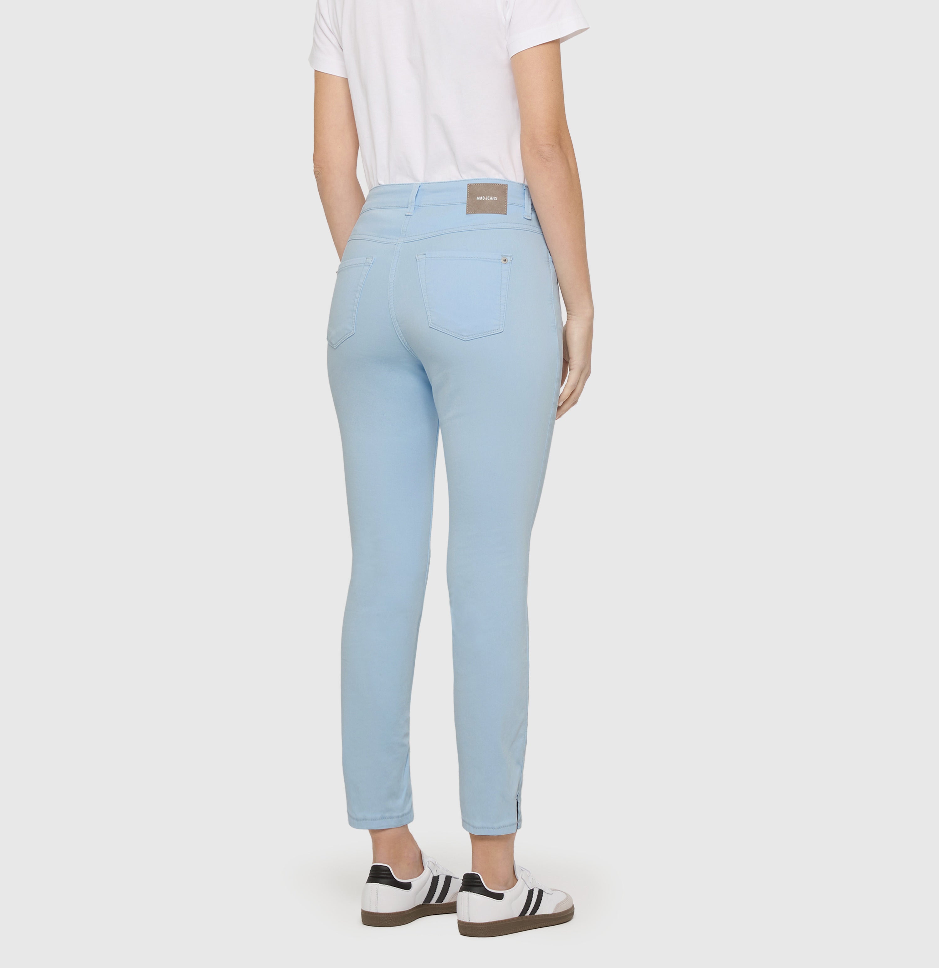 Slim jeans in a highly elastic material. | DREAM SUMMER | heaven blue PPT | Back view of model