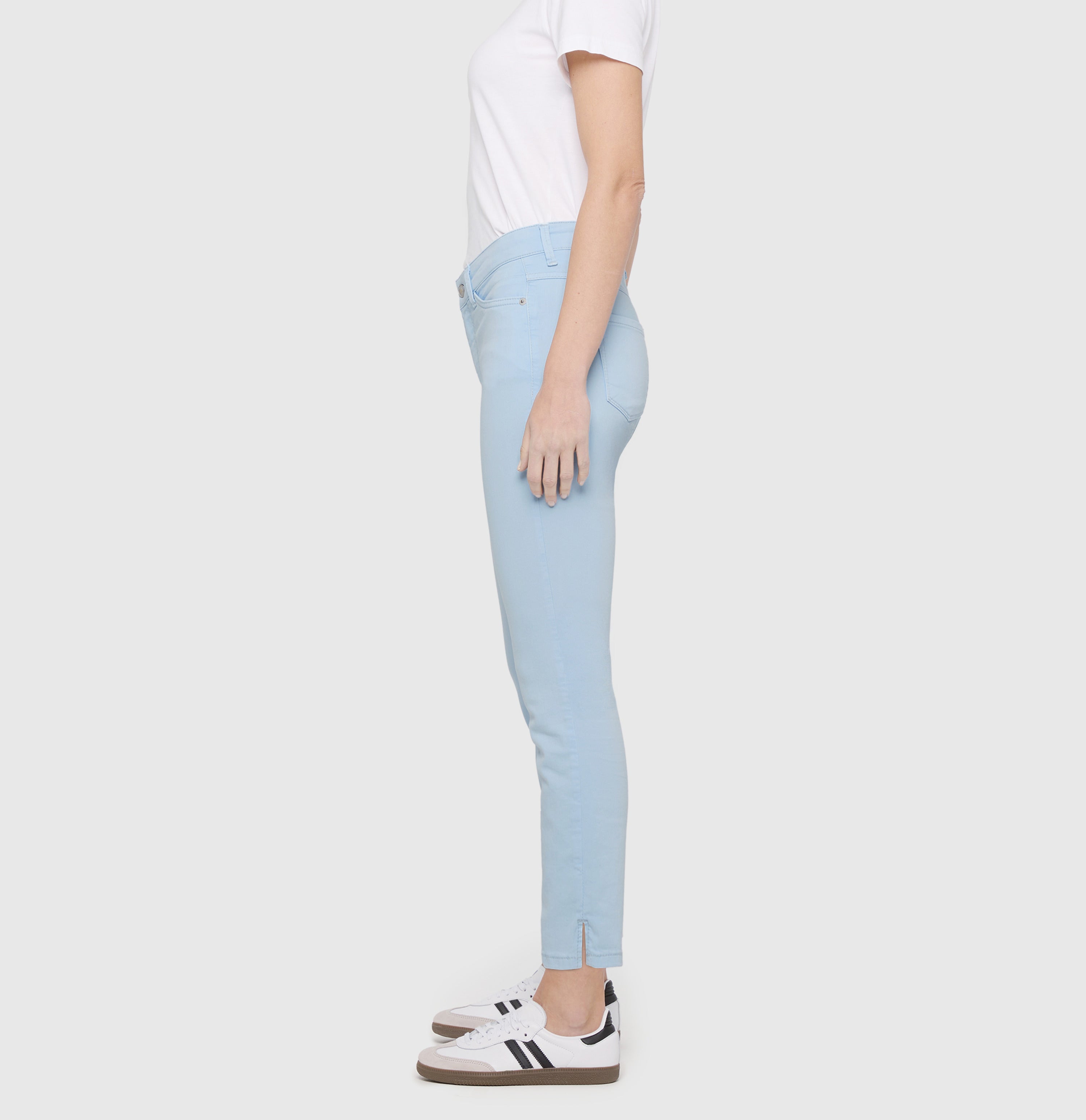 Slim jeans in a highly elastic material. | DREAM SUMMER | heaven blue PPT | Side view of model