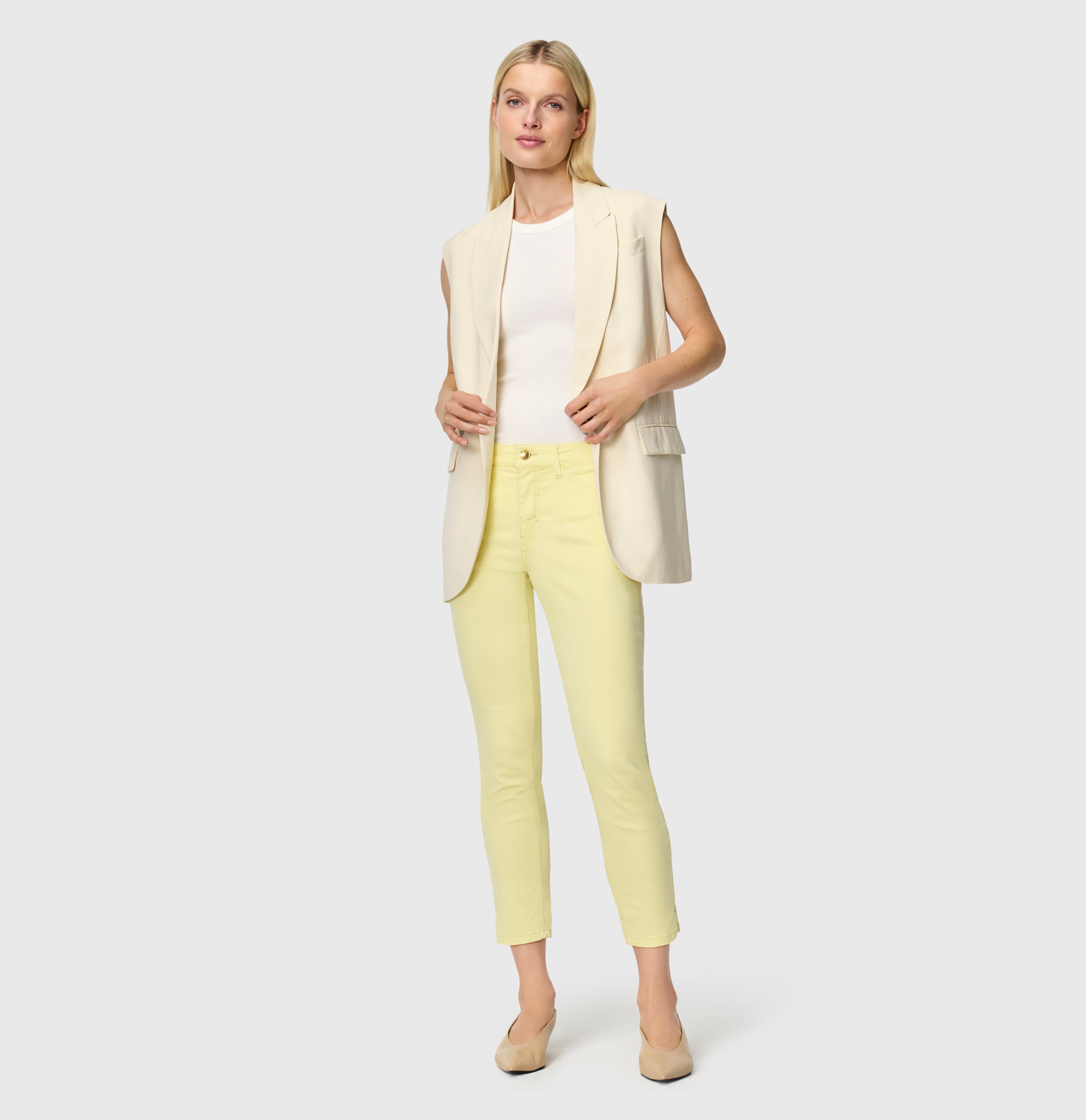 Slim jeans in a highly elastic material. | DREAM SUMMER | light sunny yellow PPT | Full-body of model