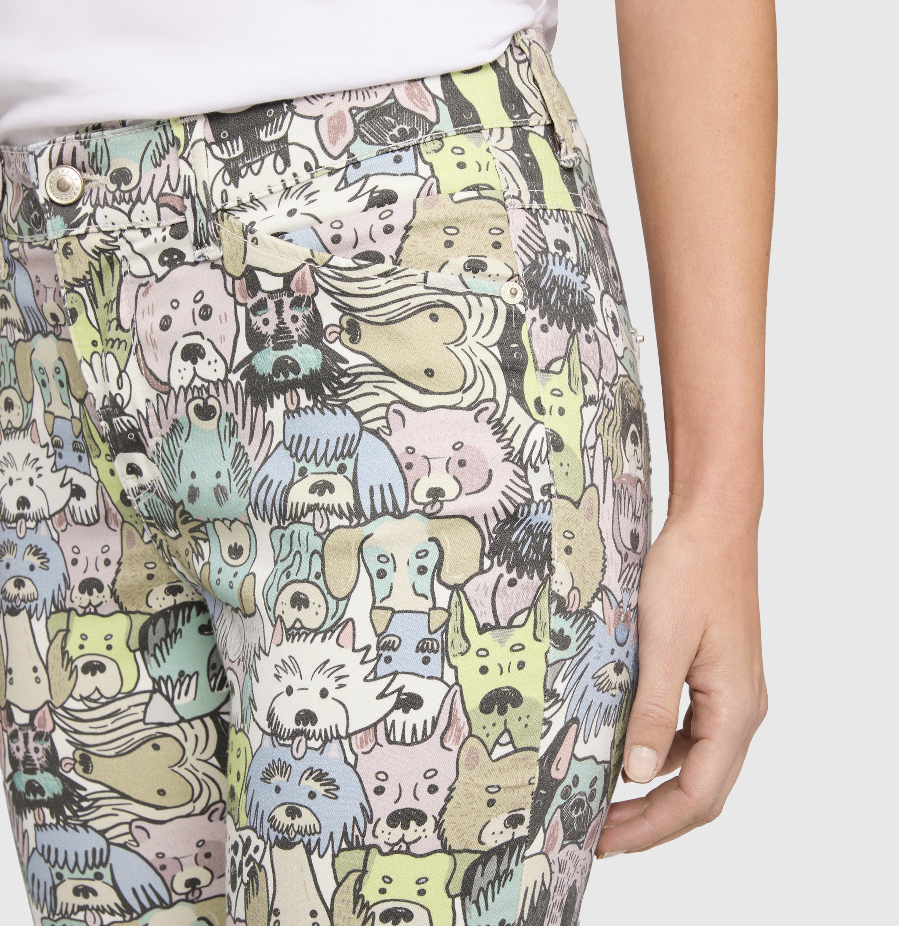Slim shaping jeans with a modern pattern. | DREAM SUMMER | colored dog print | Detailed view 2 of model