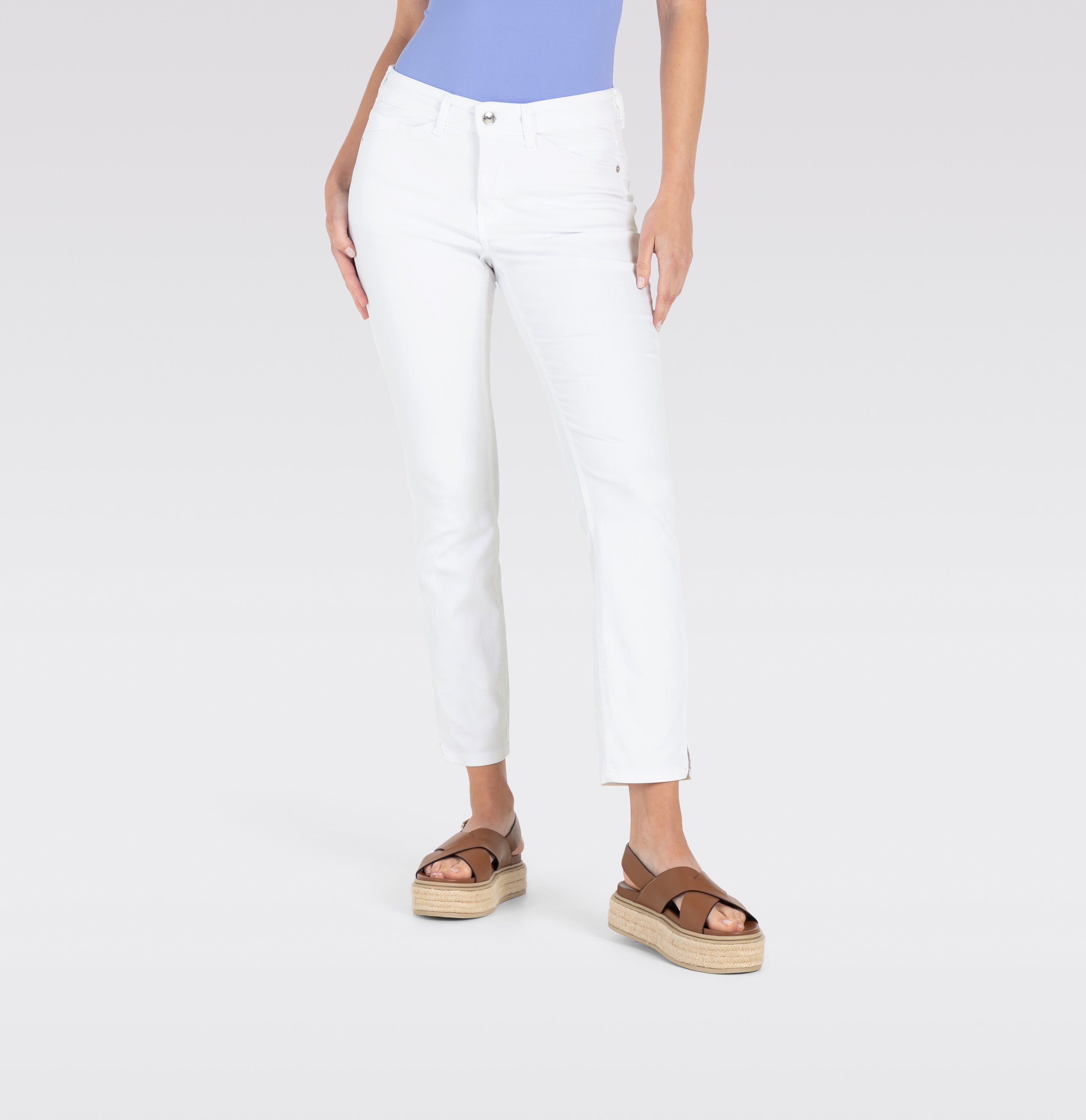Figure-shaping slim jeans in a light modal blend. | DREAM SUMMER | white denim | Front view of model