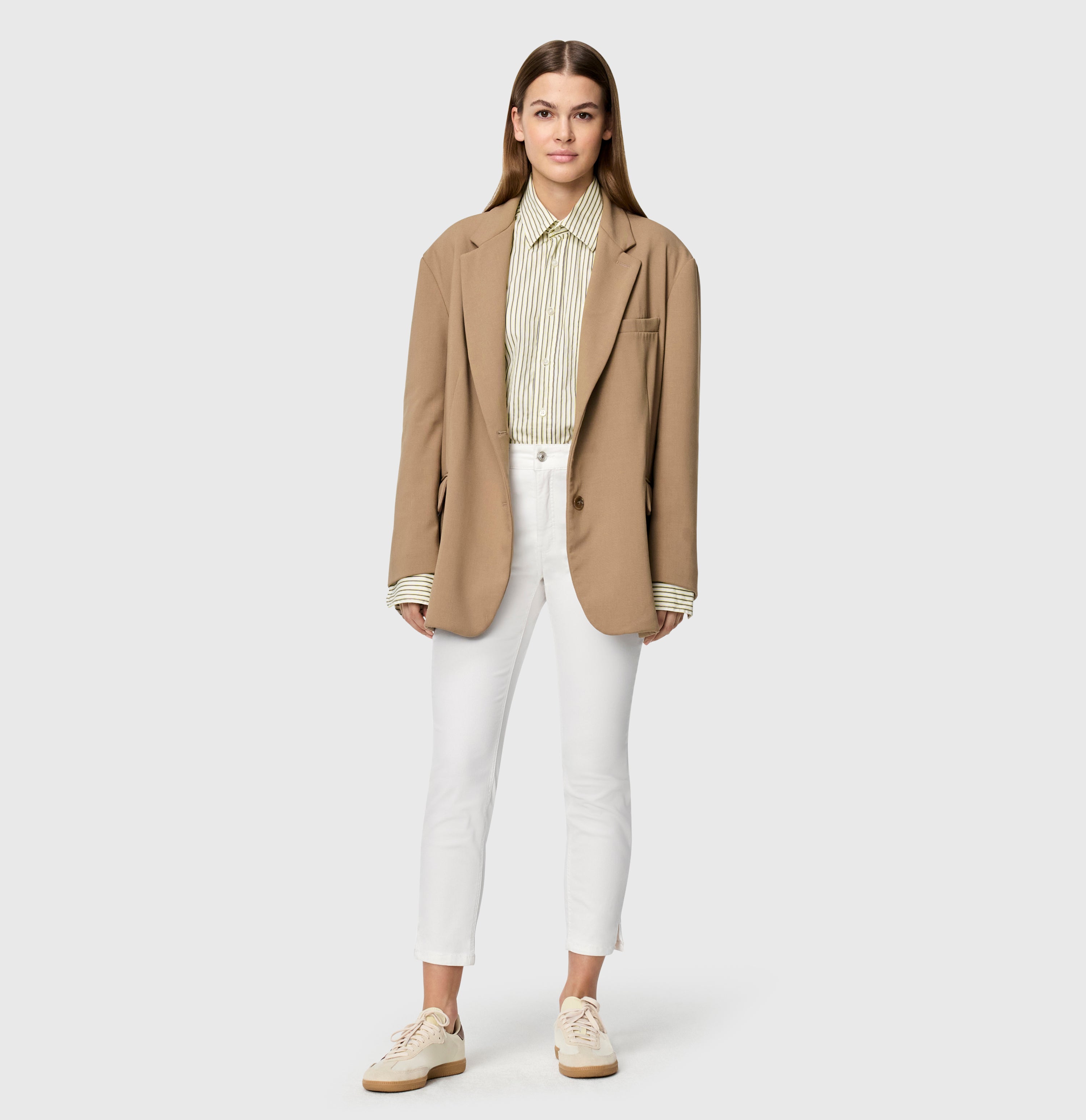 Slim shaping jeans in a modal blend. | DREAM SUMMER | white denim | Full-body of model
