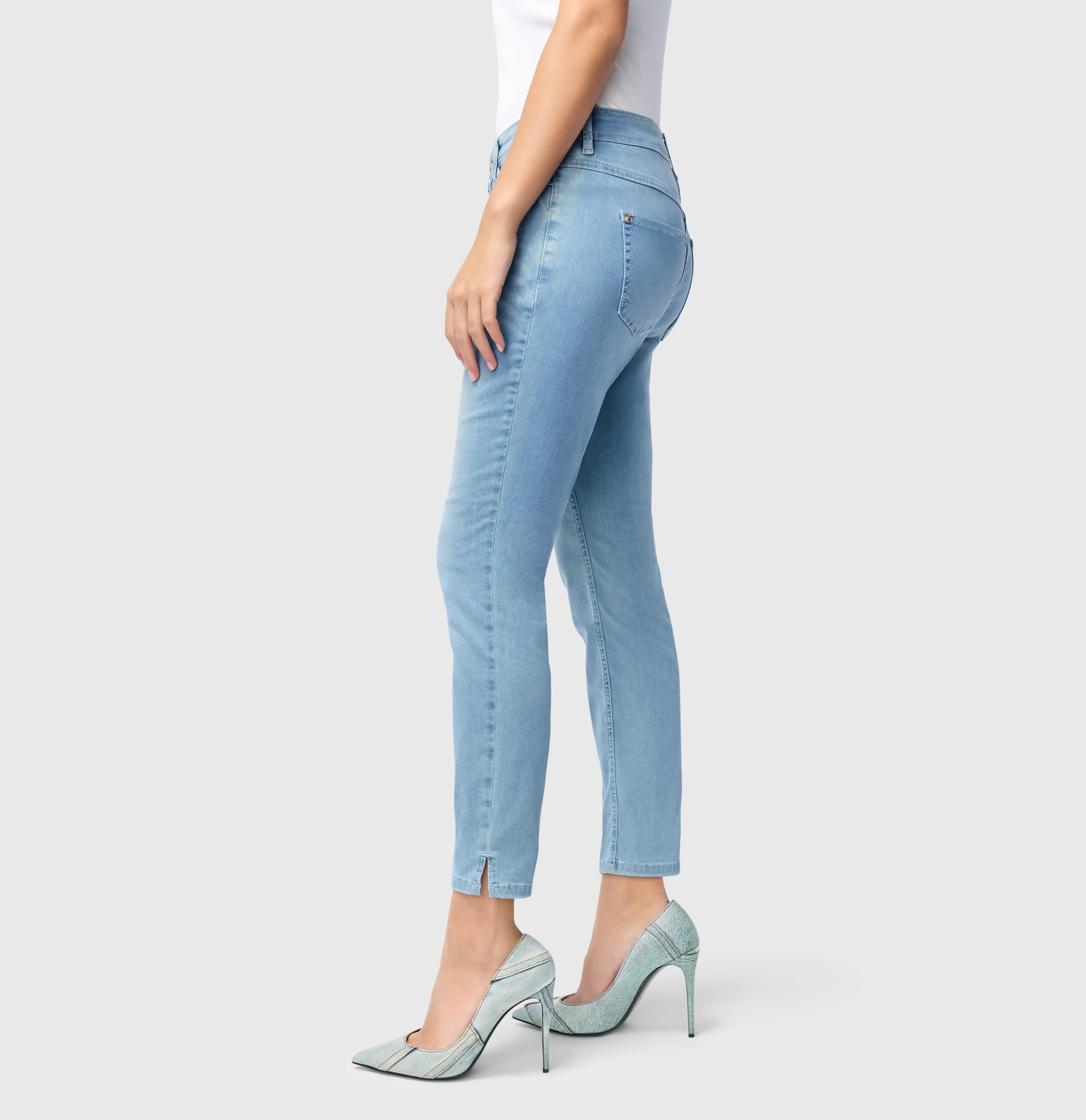 Figure-shaping slim jeans in a light modal blend. | S-NAME | S-FBBZ | Detailed view 2 of model