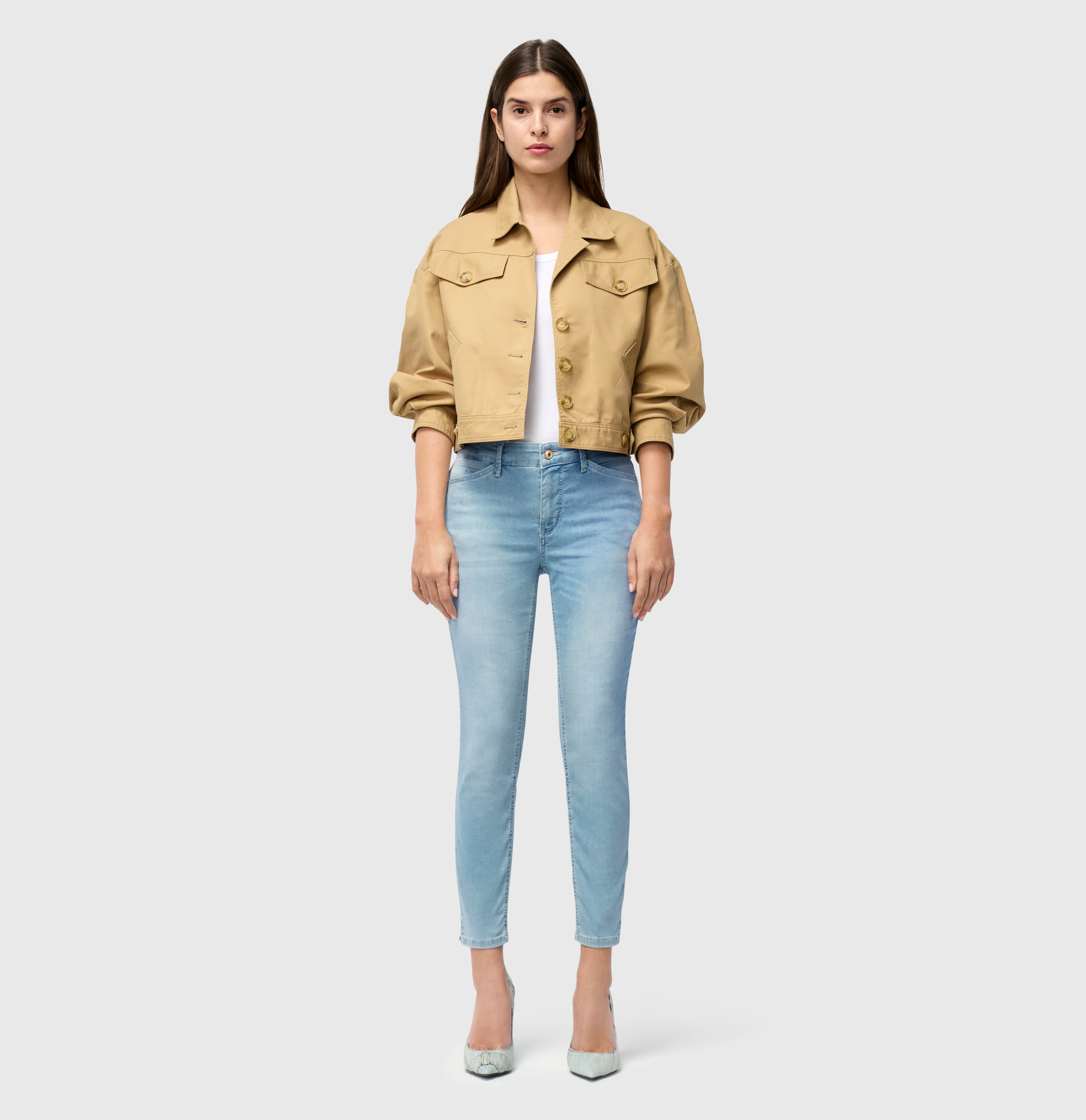 Figure-shaping slim jeans in a light modal blend. | S-NAME | S-FBBZ | Full-body of model