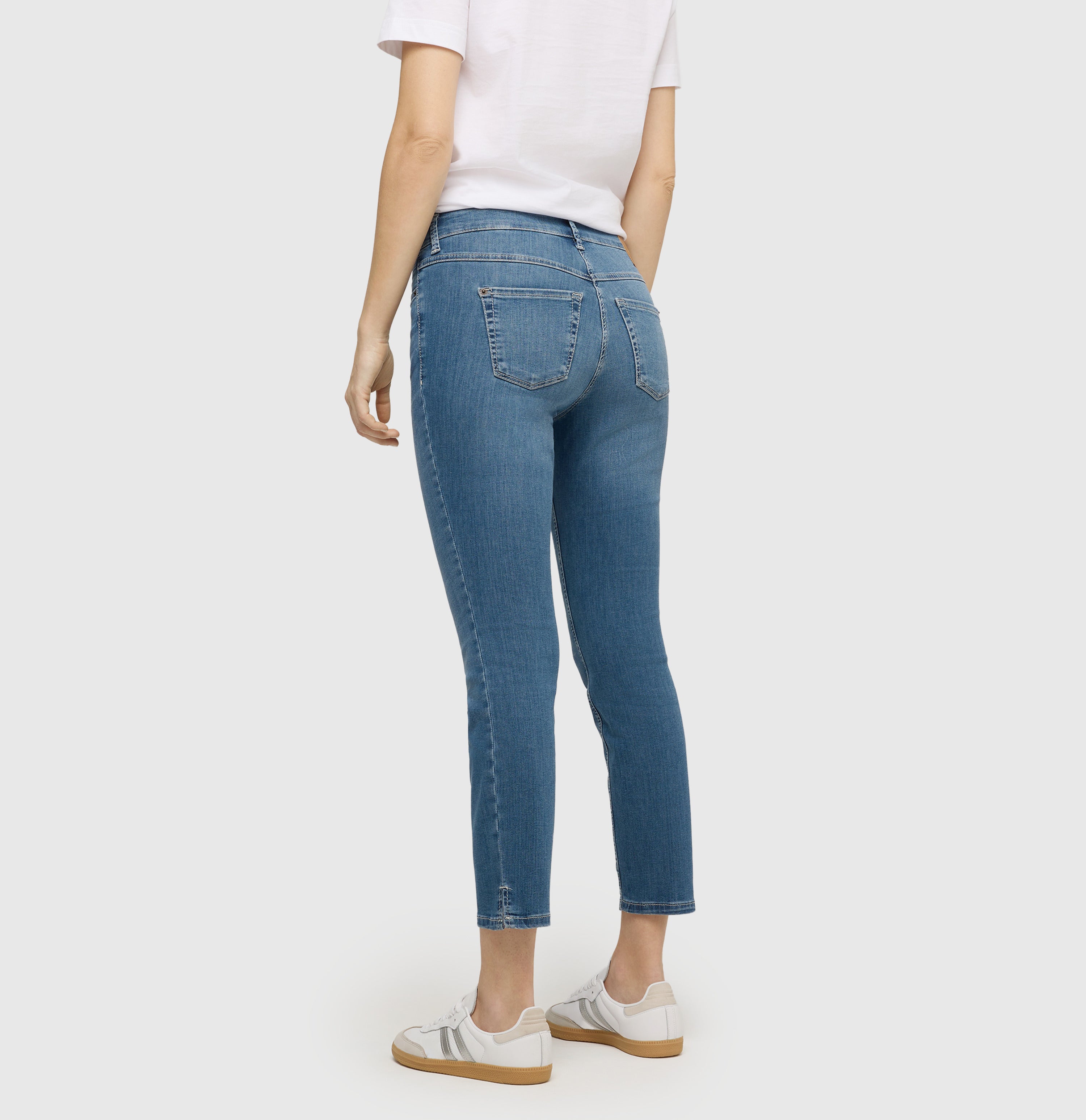 Slim shaping jeans in a modal blend. | DREAM SUMMER | authentic used blue | Back view of model