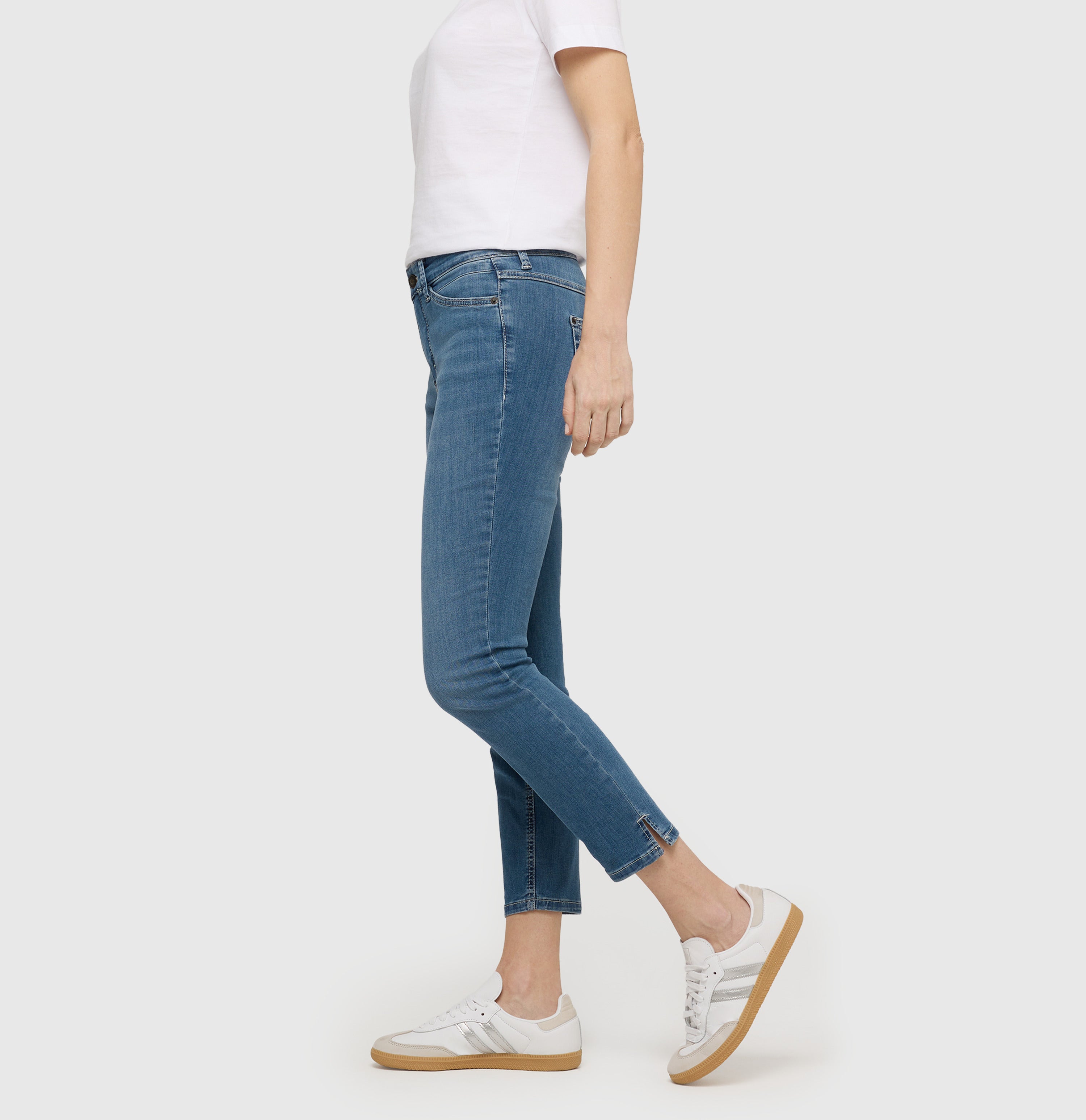 Slim shaping jeans in a modal blend. | DREAM SUMMER | authentic used blue | Side view of model