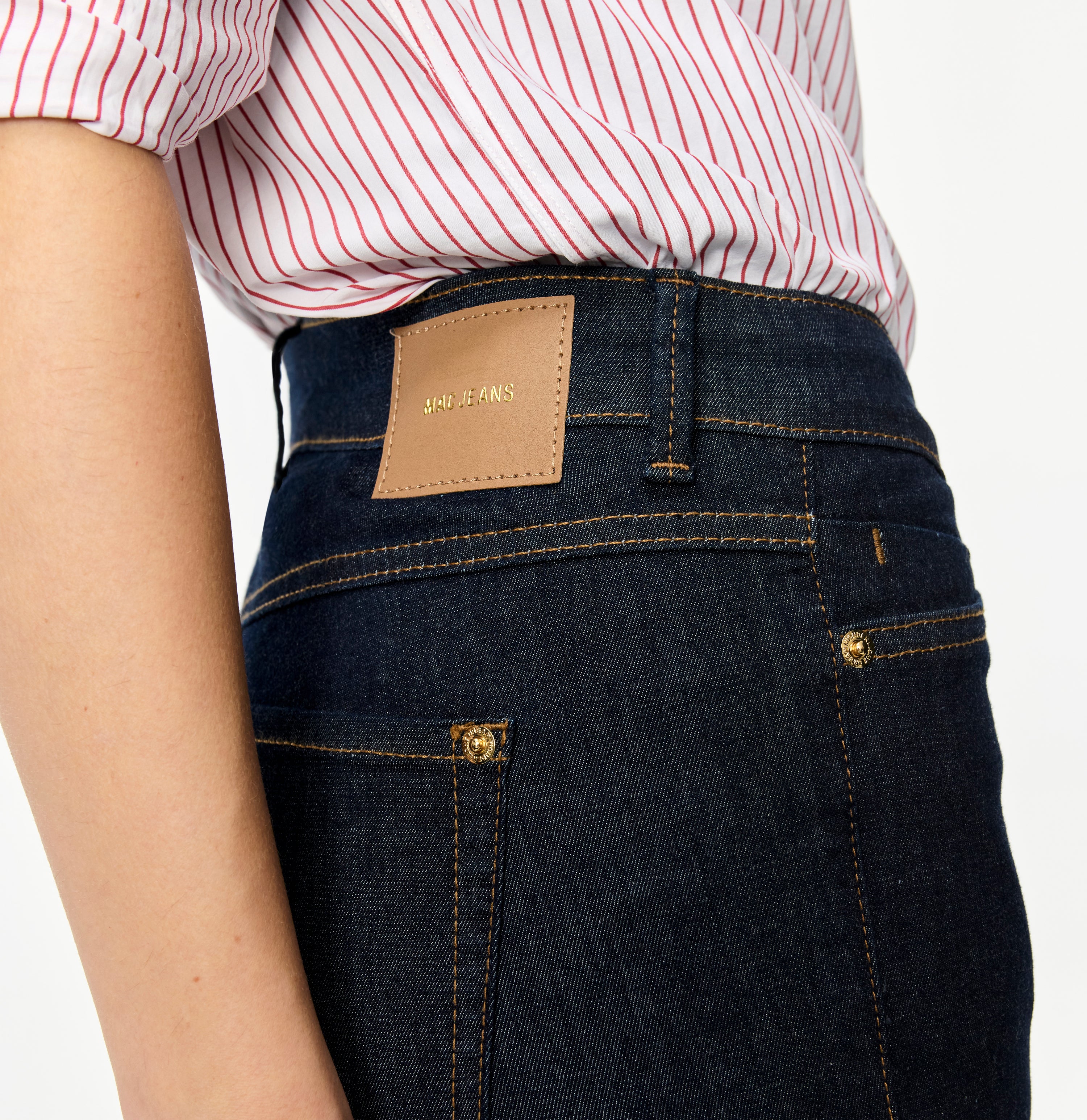 Slim shaping jeans in a modal blend. | DREAM SUMMER | fashion rinsed | Detailed view 2 of model