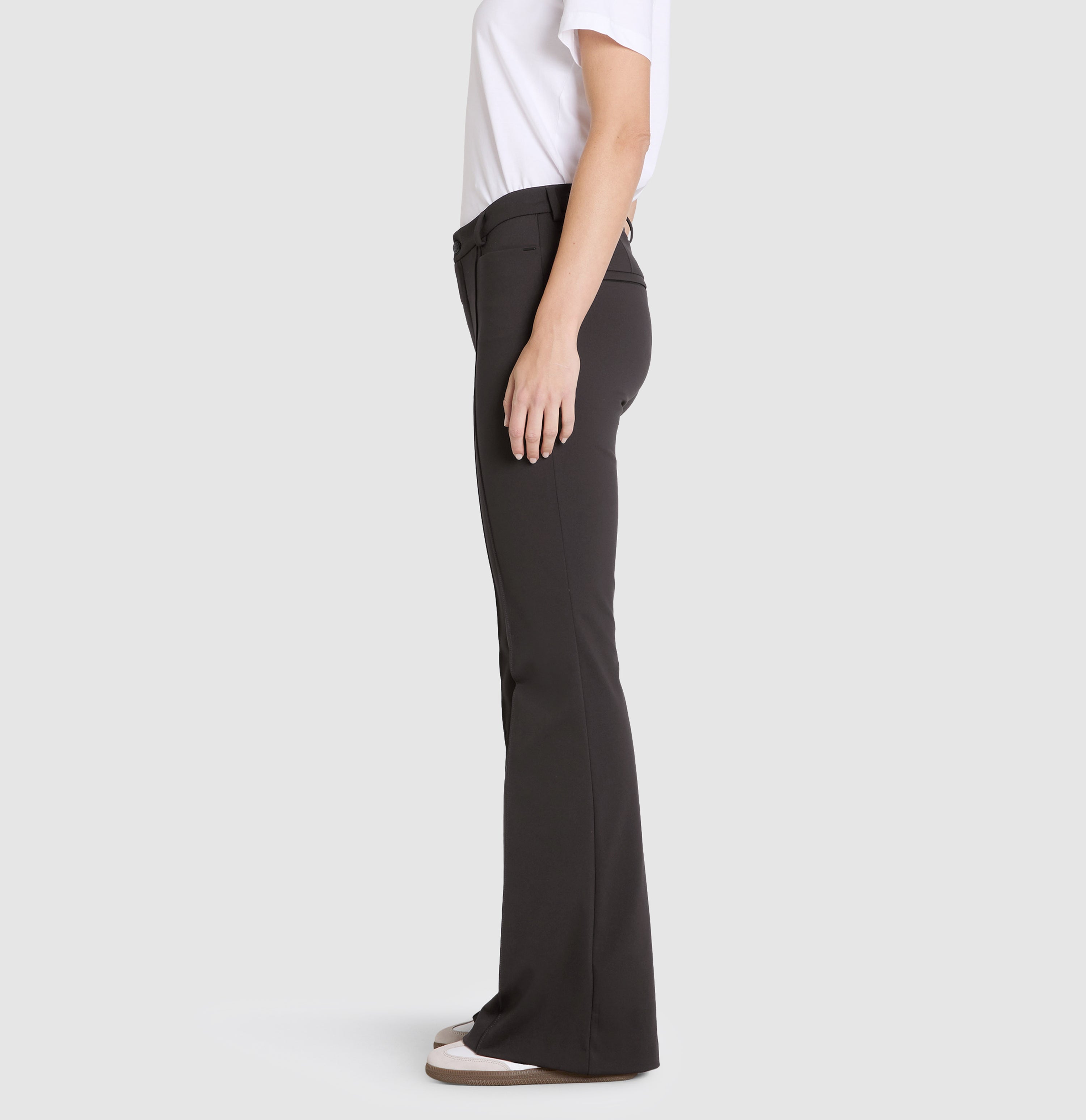 Flared jersey trousers with piping seams. | DREAM BOOT luxury | espresso | Side view of model