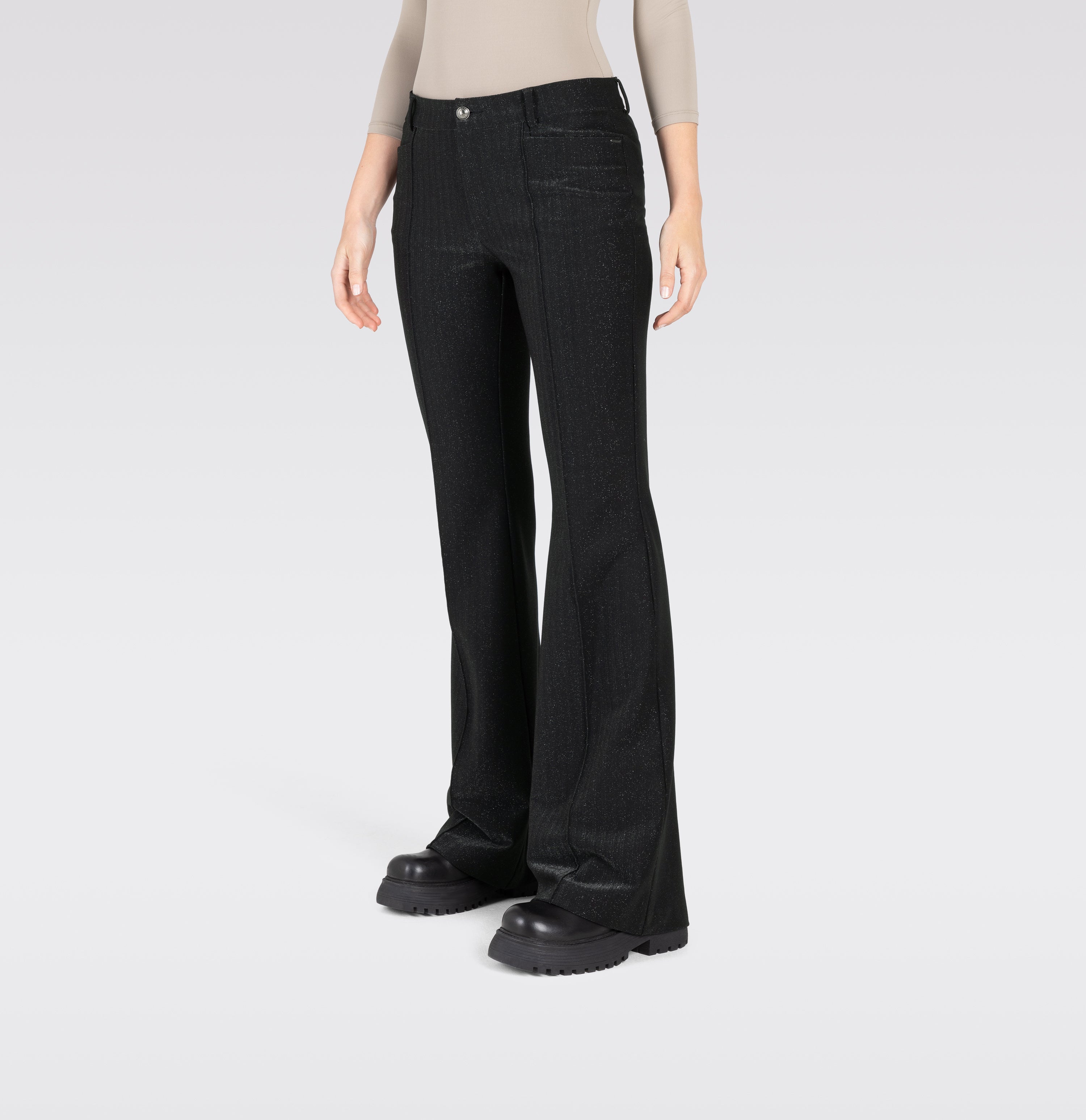 Flared fit made of soft high-tech jersey. Made in Italy. | S-NAME | S-FBBZ | Detailed view 4 of model