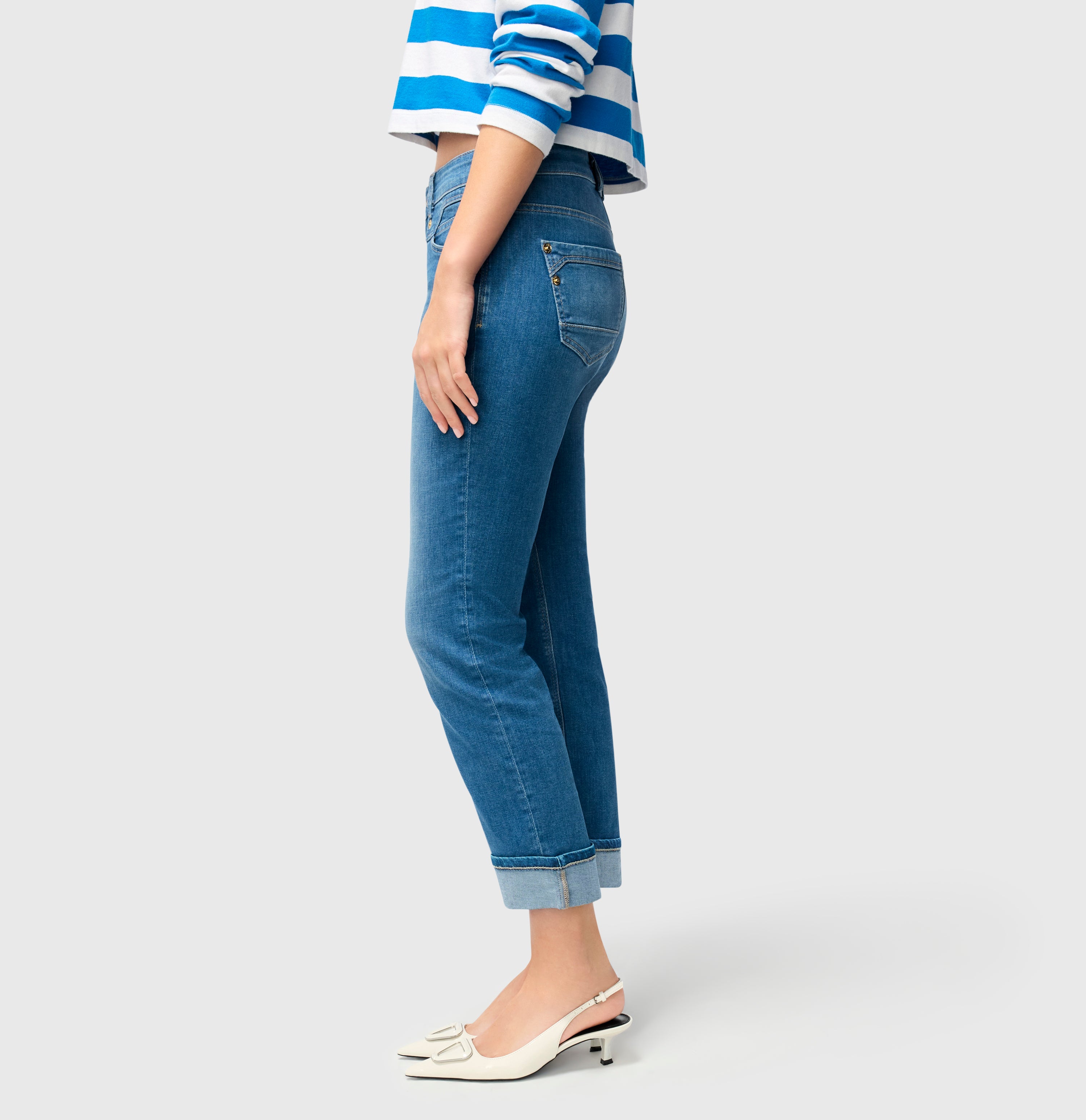Slim jeans in a light lyocell blend. | RICH SLIM | chic cobalt used | Detailed view 2 of model