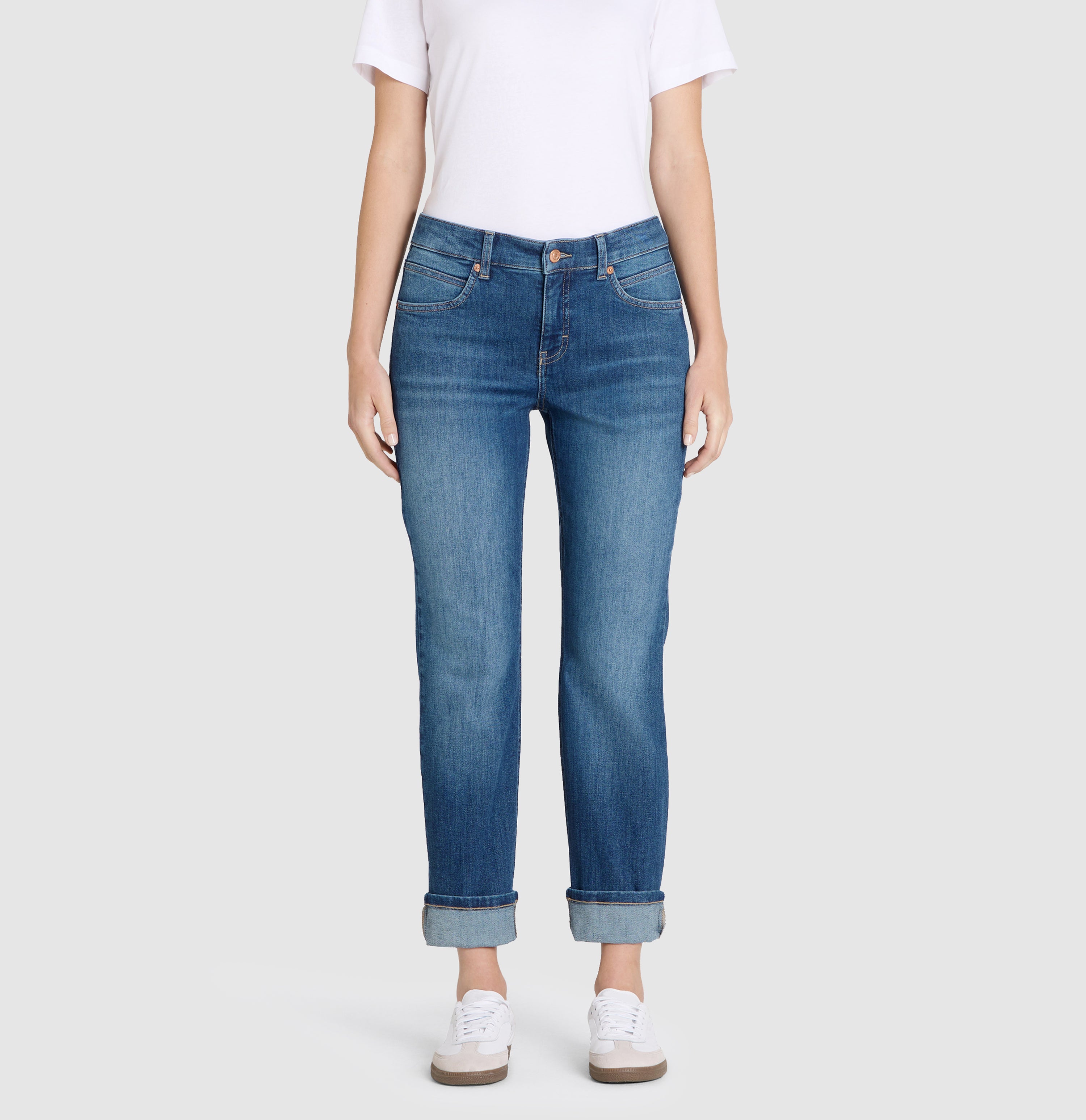 Straight jeans with turned-up hem. | S-NAME | S-FBBZ | Front view of model