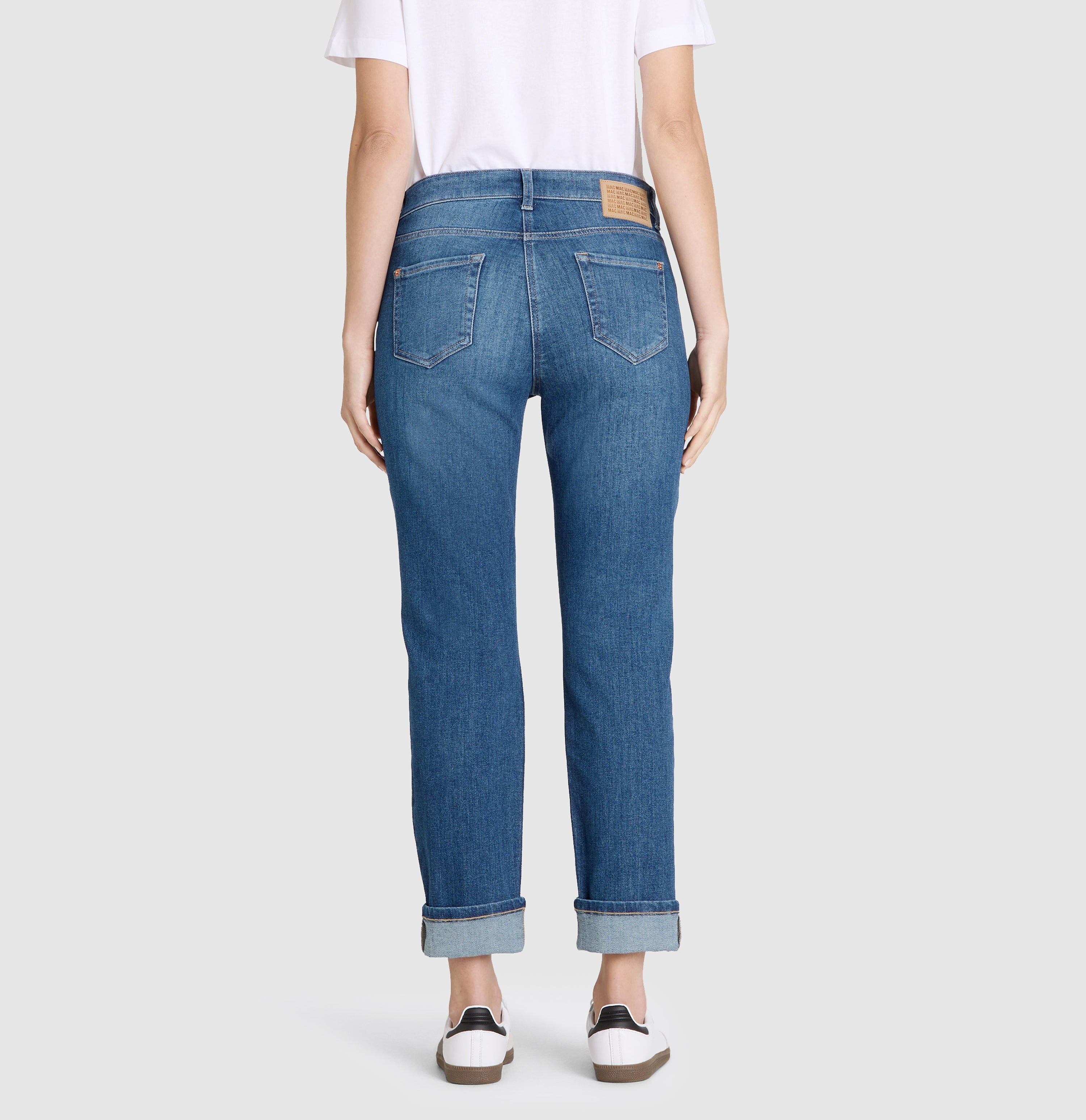 Straight jeans with turned-up hem. | S-NAME | S-FBBZ | Back view of model