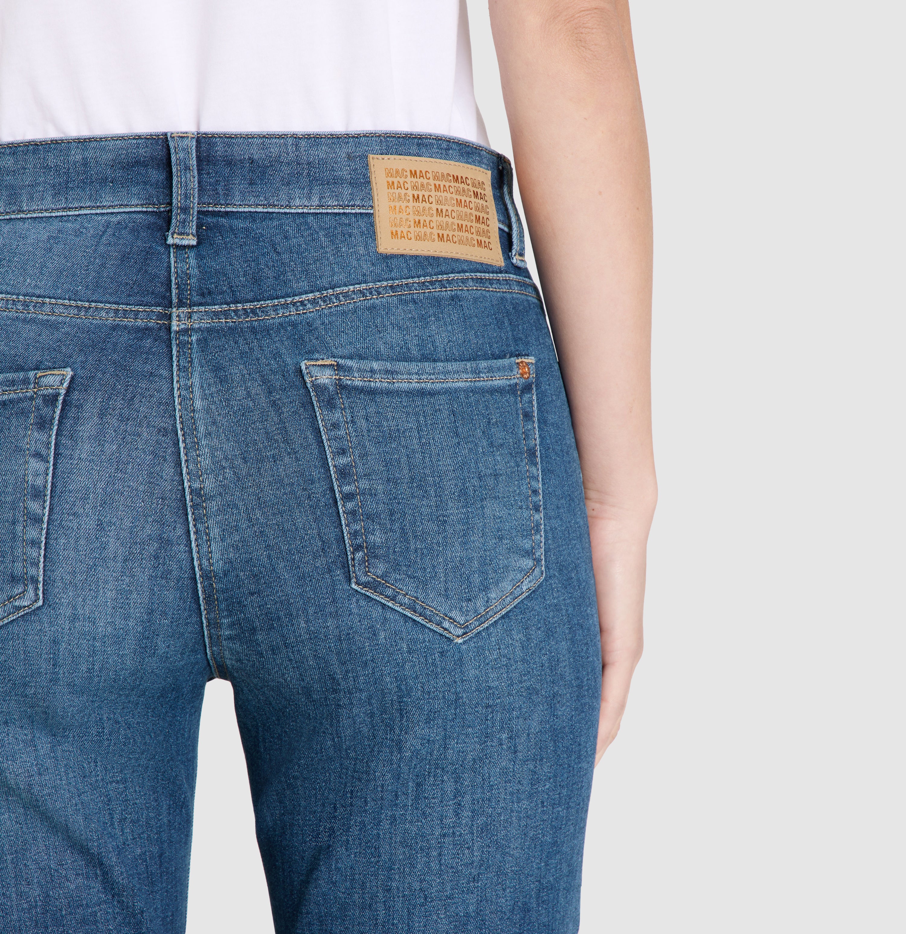 Straight jeans with turned-up hem. | SUE relax | indigo blue washed | Detailed view 2 of model