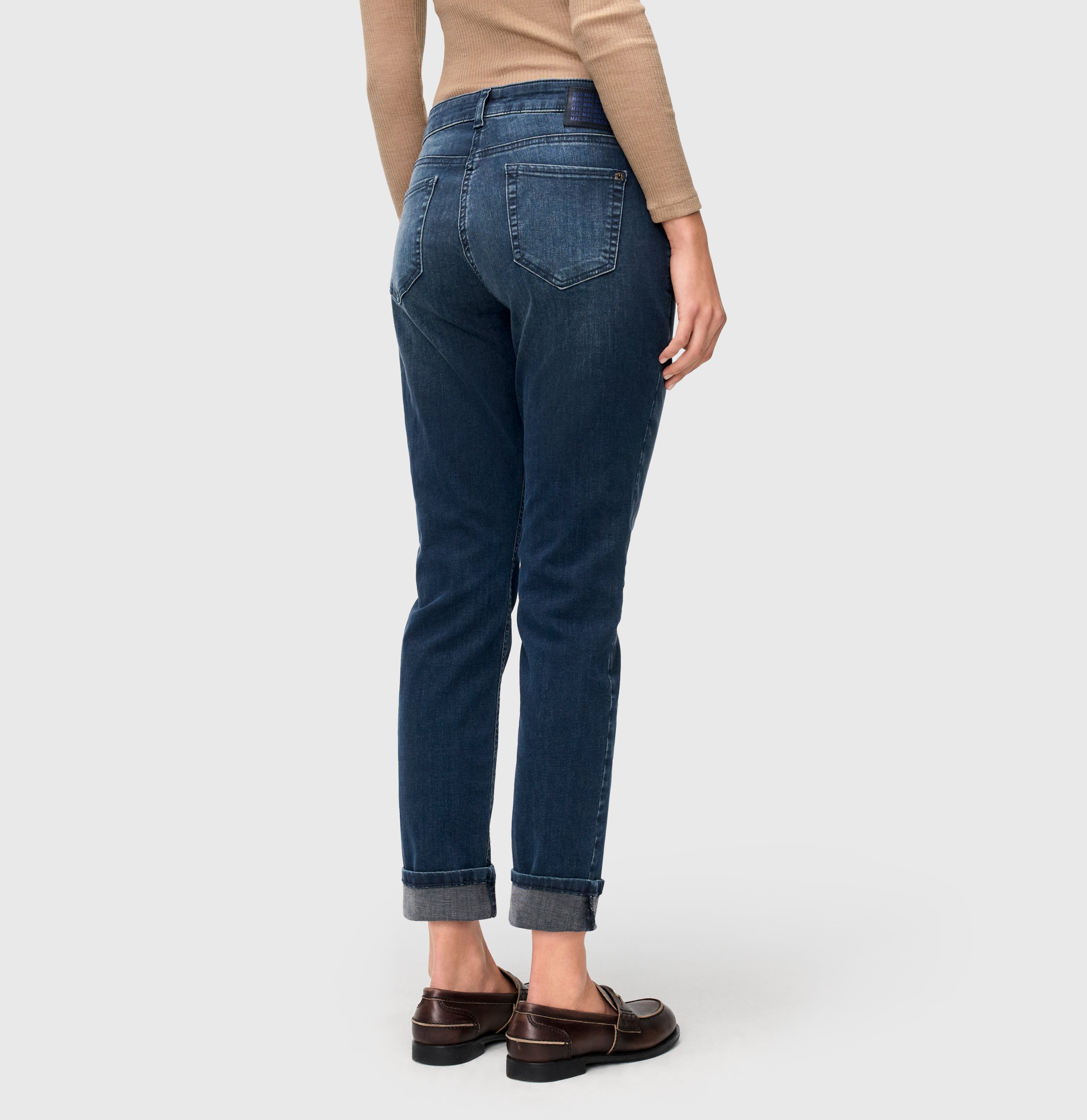 Straight jeans with turned-up hem. | S-NAME | S-FBBZ | Back view of model