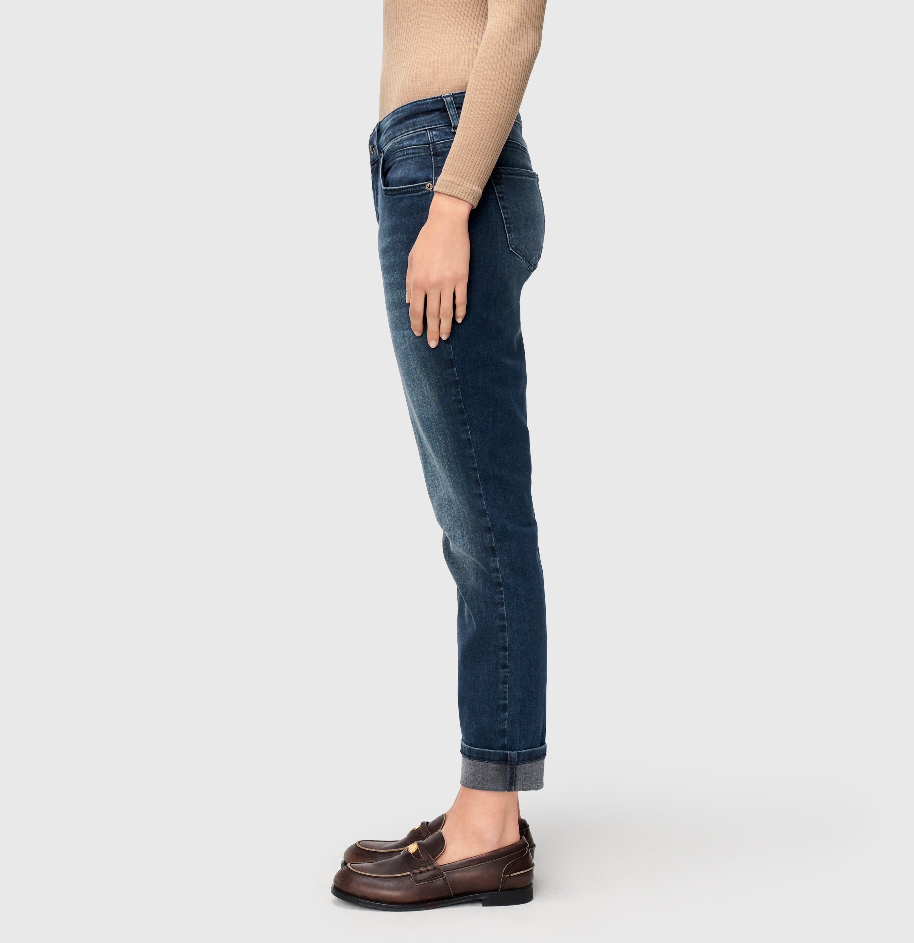 Straight jeans with turned-up hem. | SUE relax | blue midnight wash | Detailed view 2 of model