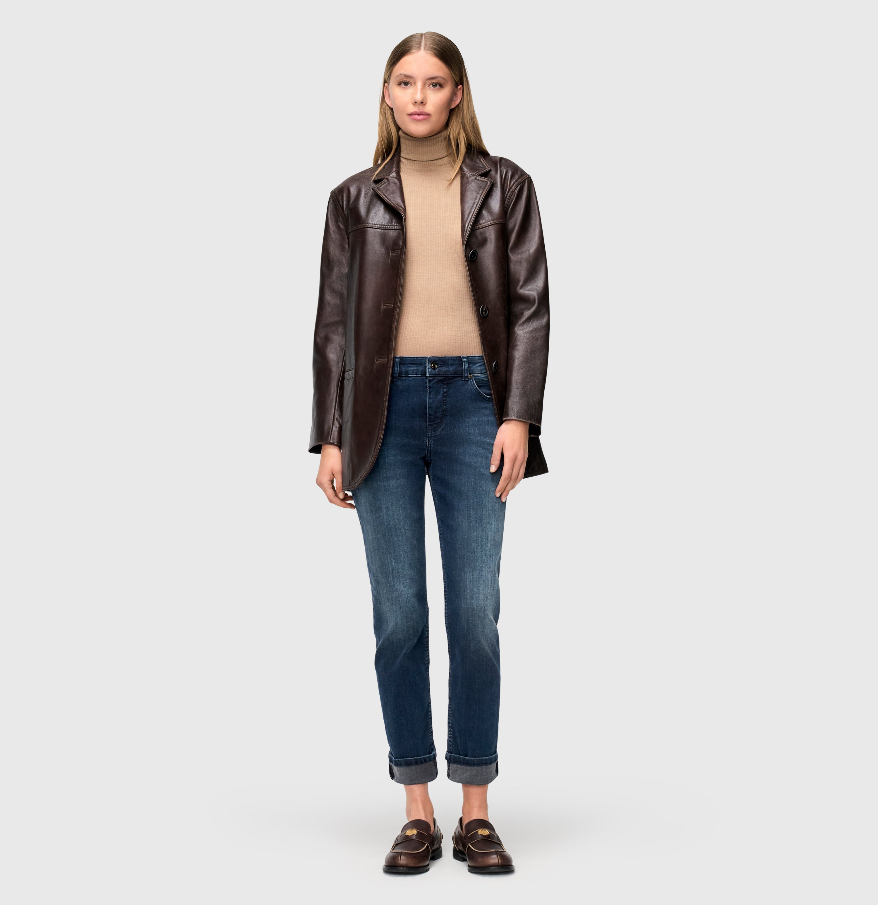 Straight jeans with turned-up hem. | SUE relax | blue midnight wash | Full-body of model