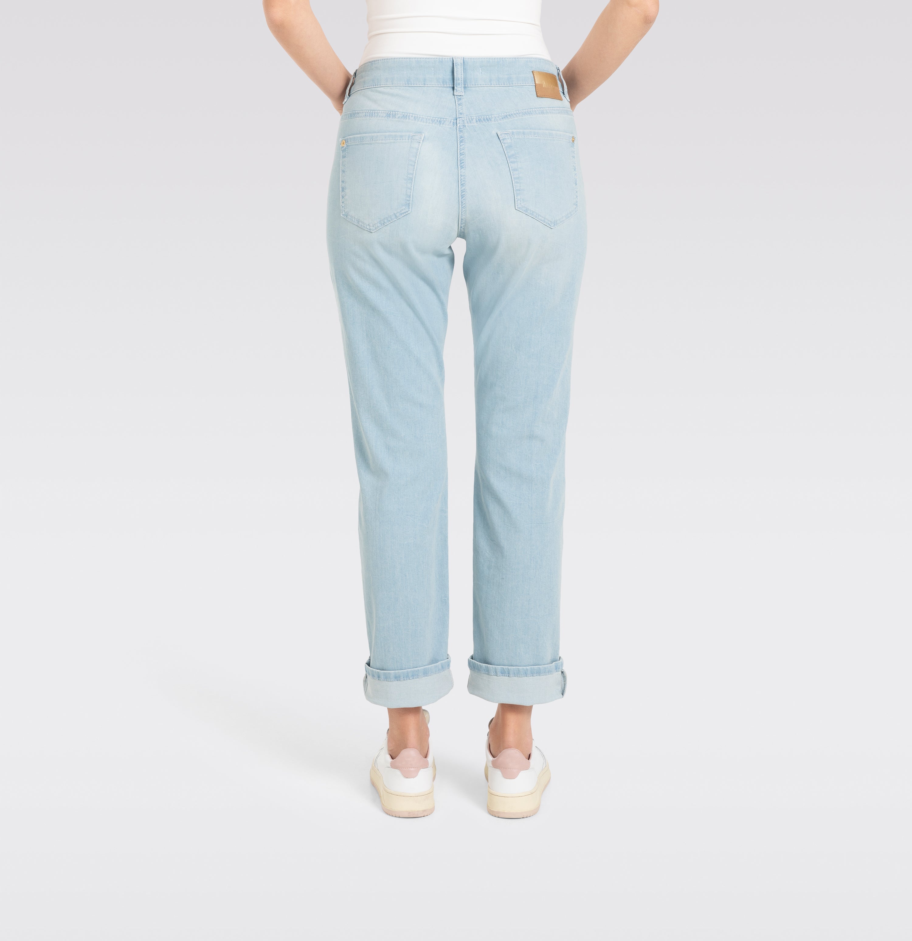 Straight fit made from light stretch denim. | SUE relax | authentic light blue use | Back view of model