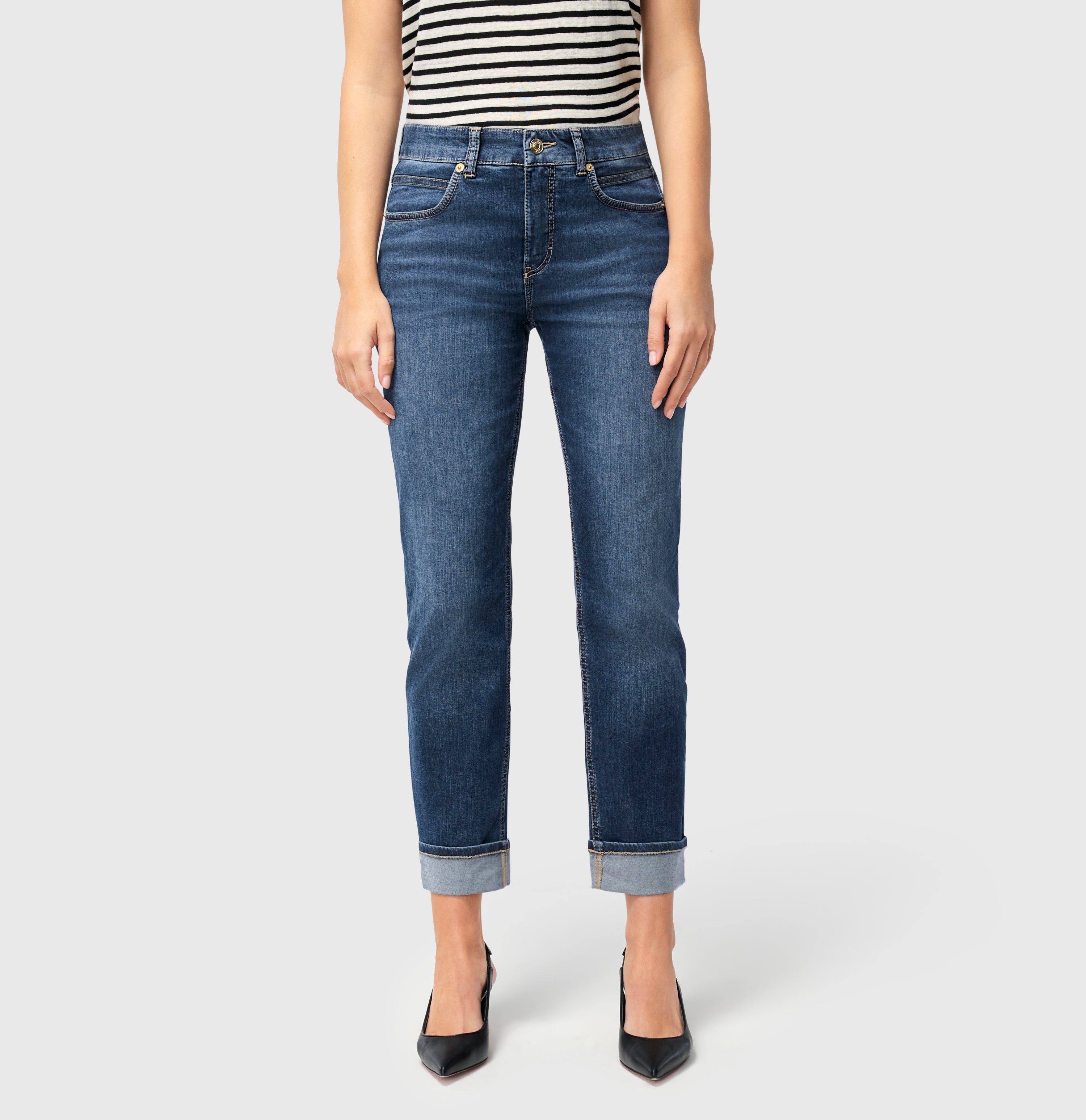 Straight fit made from light stretch denim. | S-NAME | S-FBBZ | Side view of model