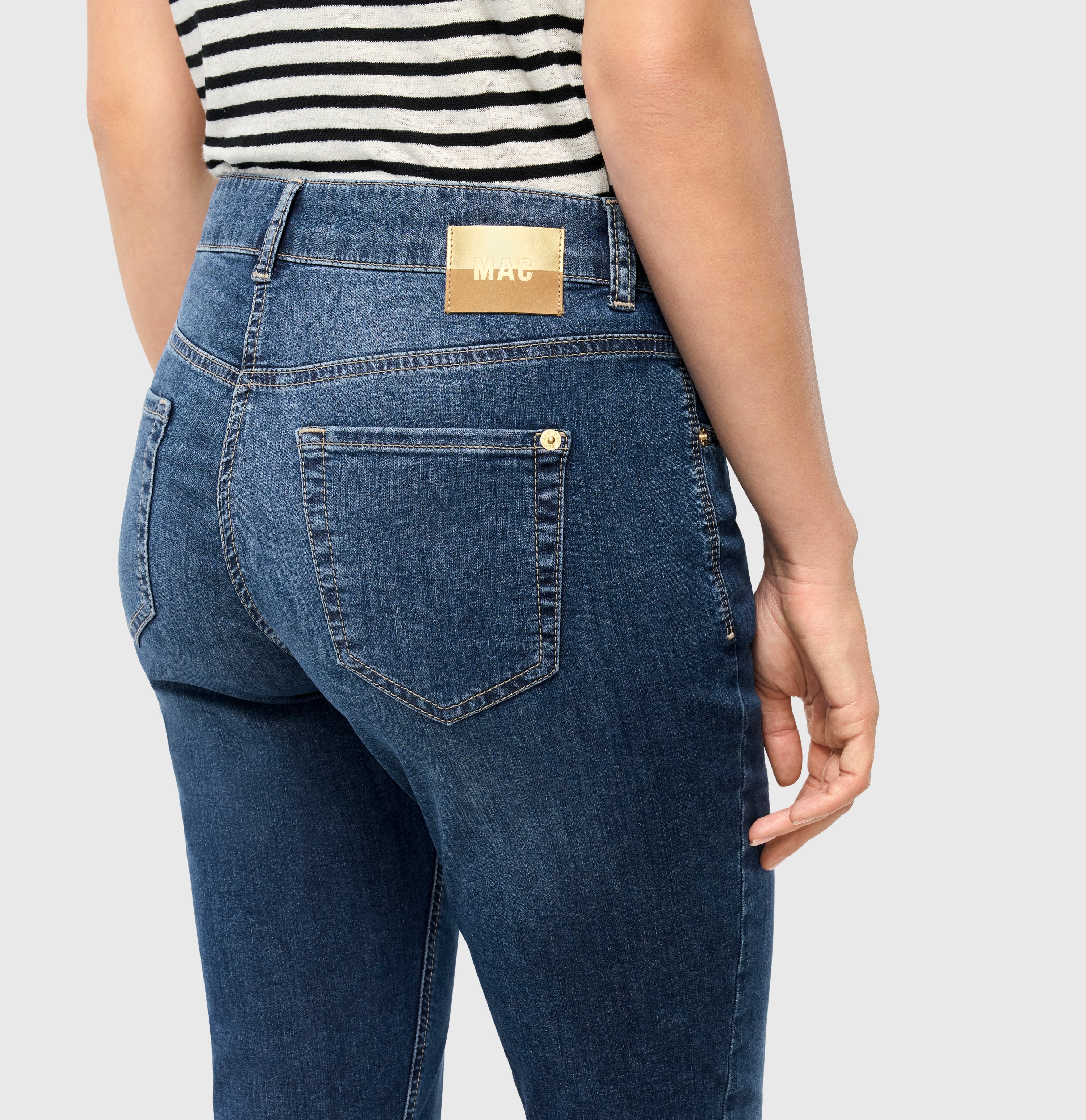 Straight fit made from light stretch denim. | SUE relax | mid blue commercial used | Detailed view 3 of model