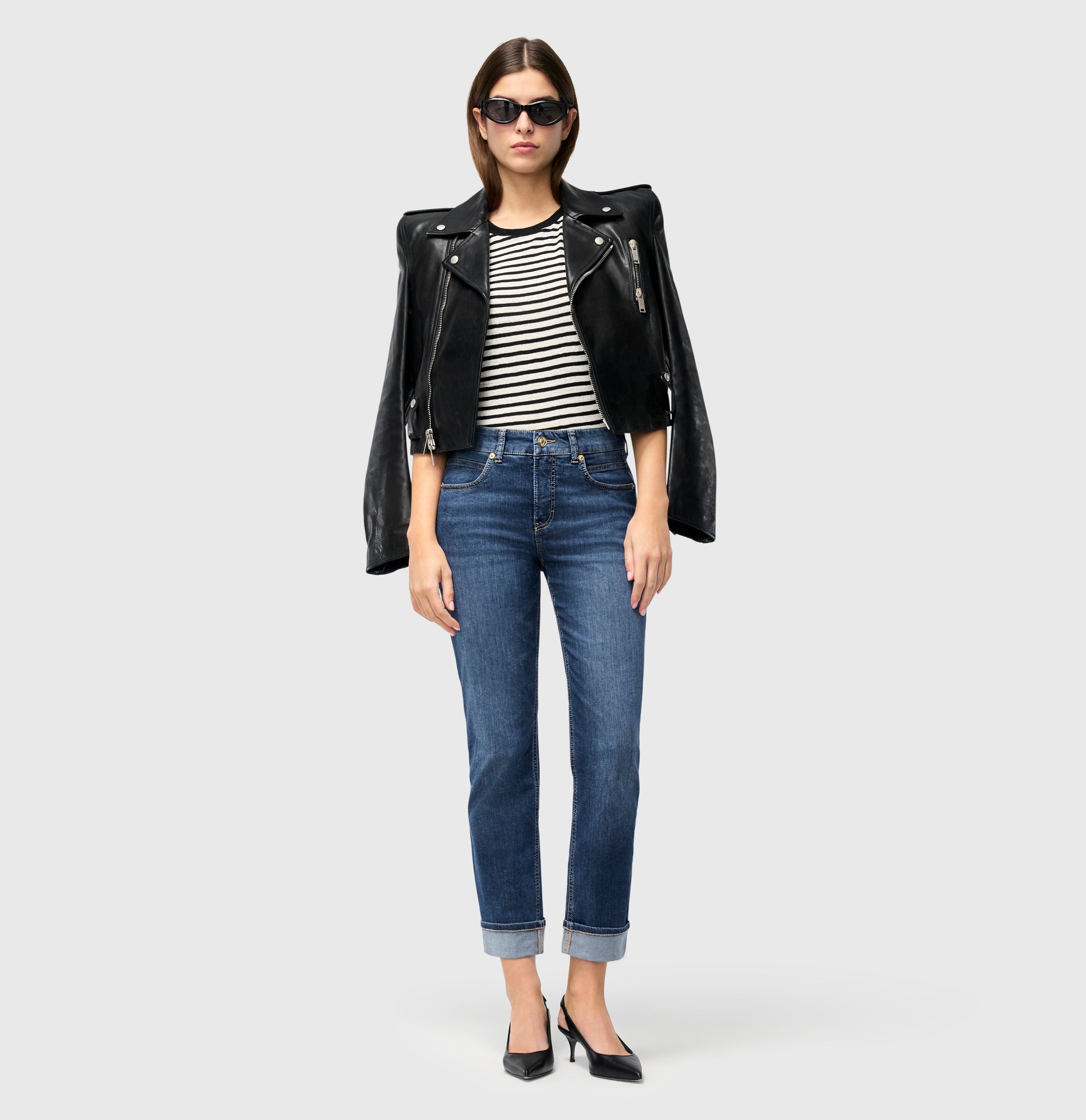 Straight fit made from light stretch denim. | S-NAME | S-FBBZ | Full-body of model