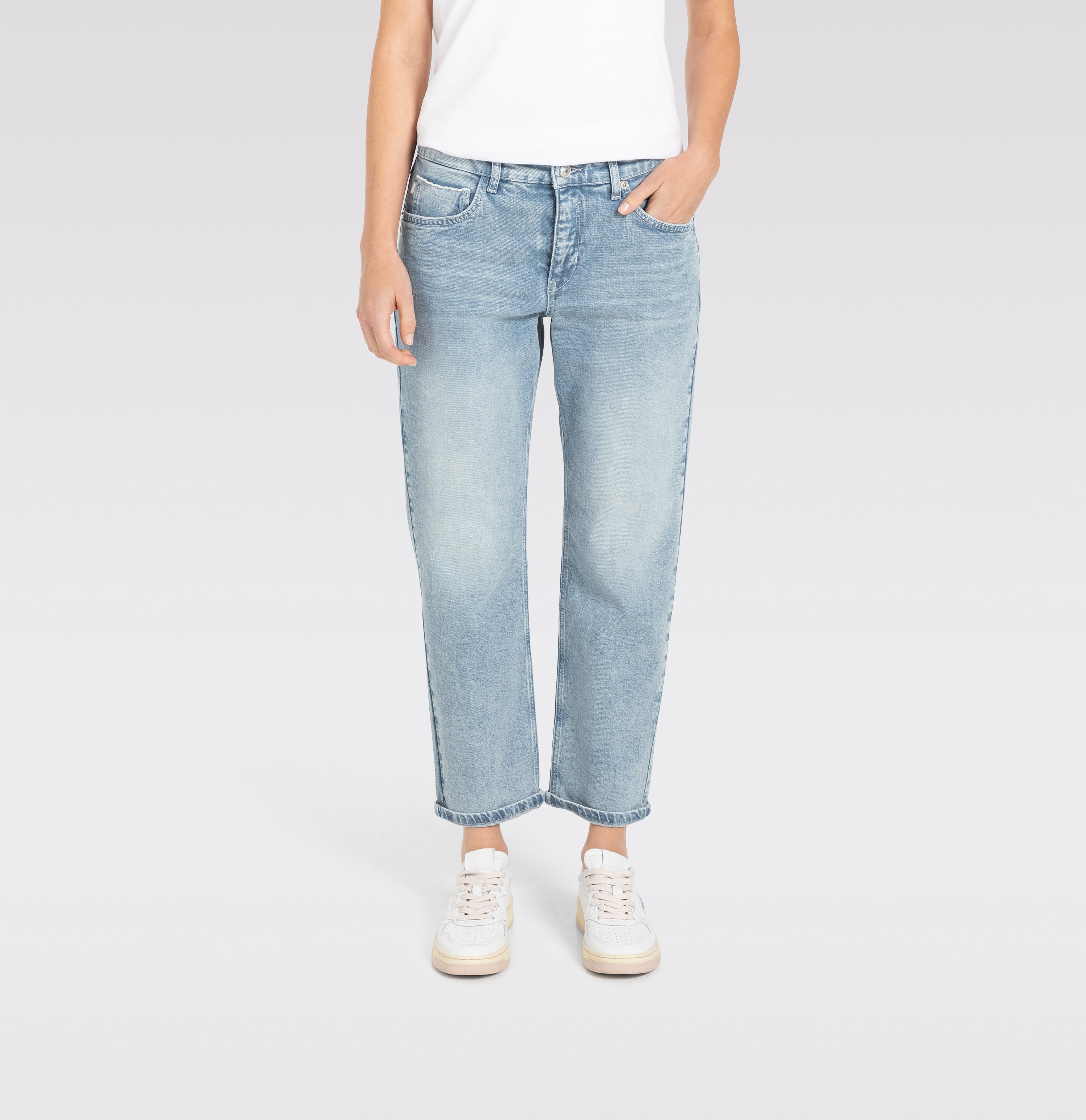 Straight jeans with a vintage look. | S-NAME | S-FBBZ | Front view of model