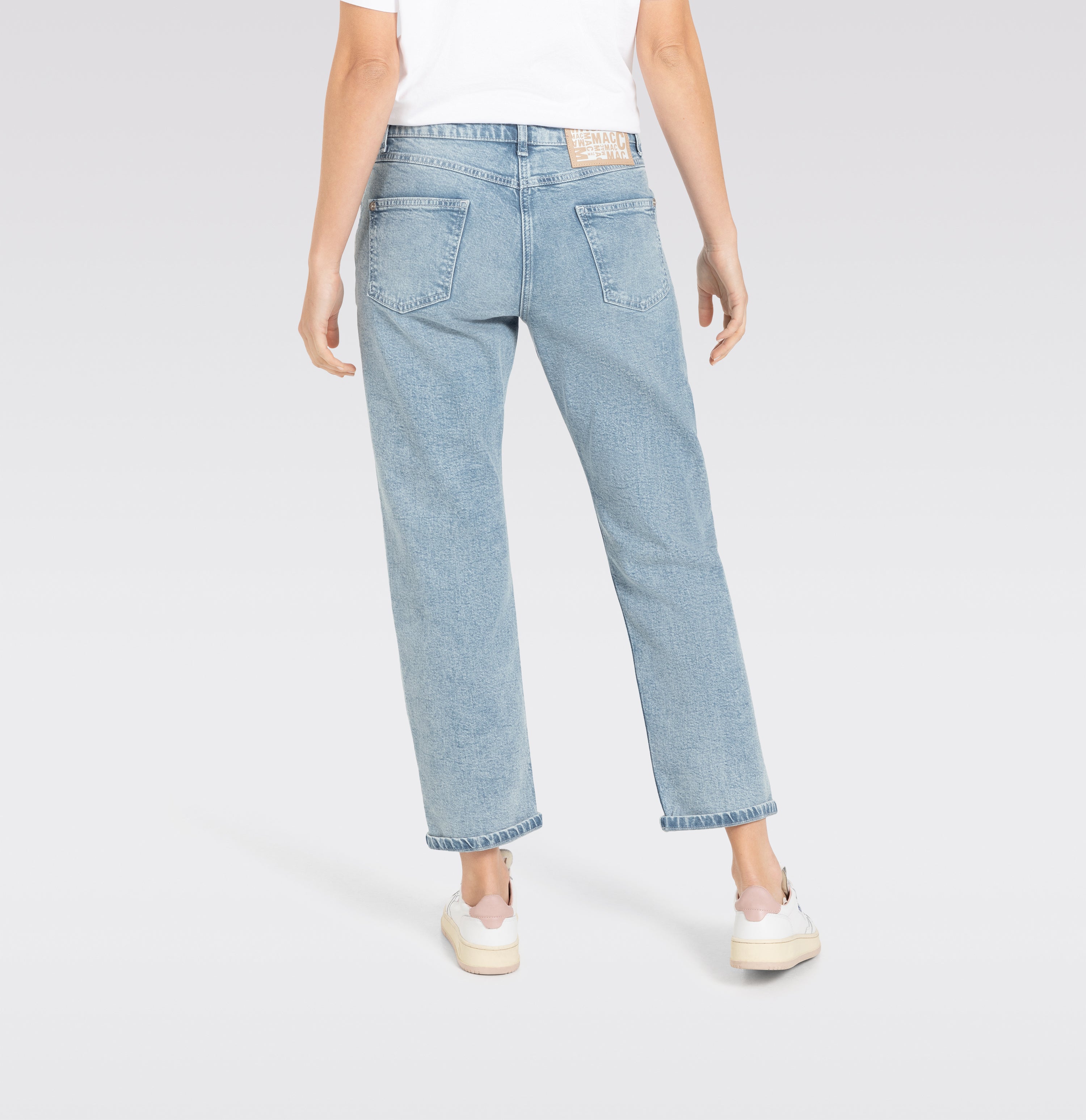 Straight jeans with a vintage look. | S-NAME | S-FBBZ | Back view of model