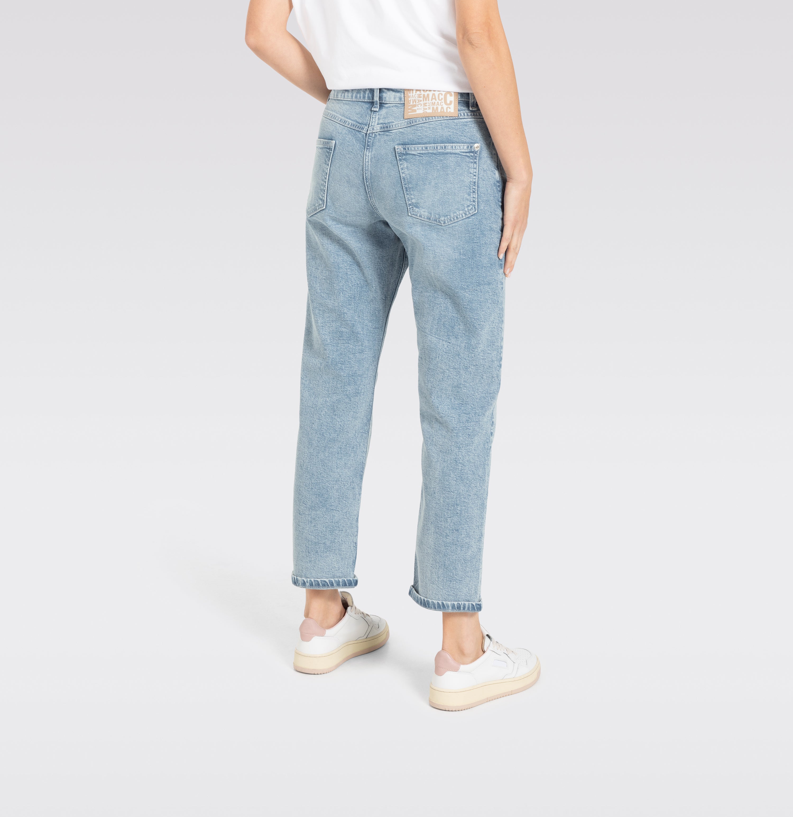 Straight jeans with a vintage look. | S-NAME | S-FBBZ | Detailed view 2 of model