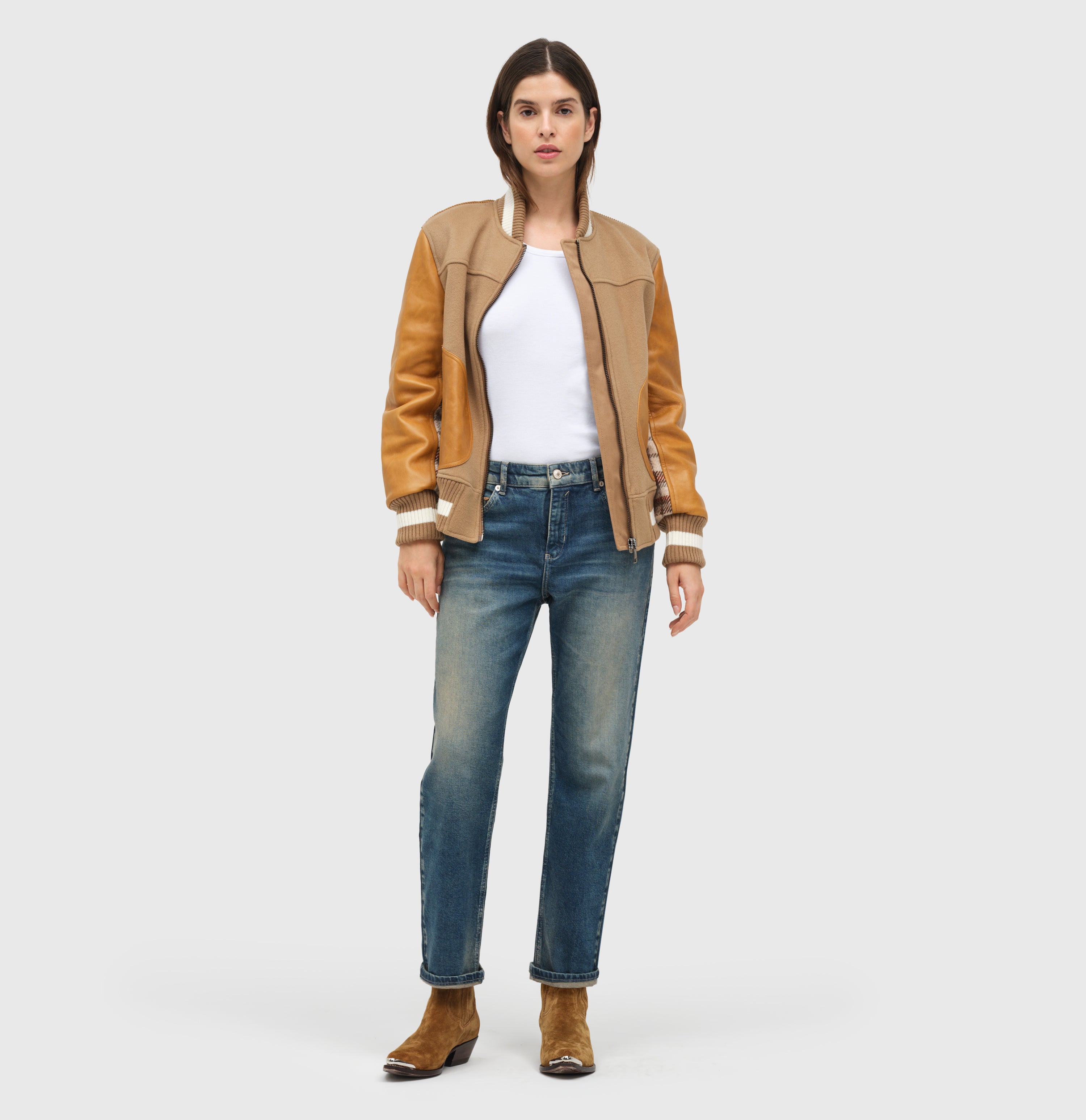 Straight fit with a casual vintage and turn-up look. | STRAIGHT | greenish tinted wash | Full-body of model