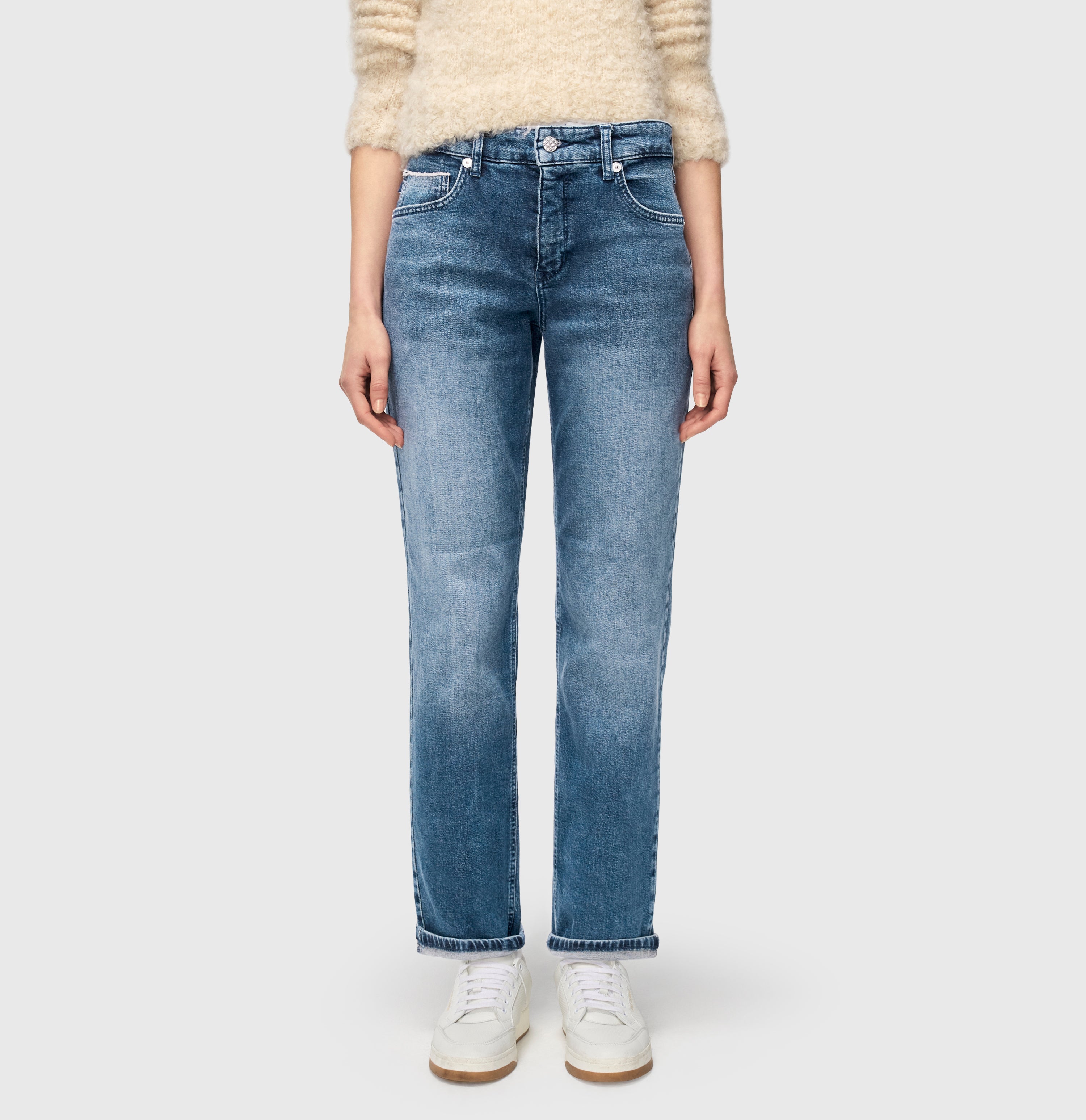 Straight fit in a recycled cotton blend. | S-NAME | S-FBBZ | Side view of model