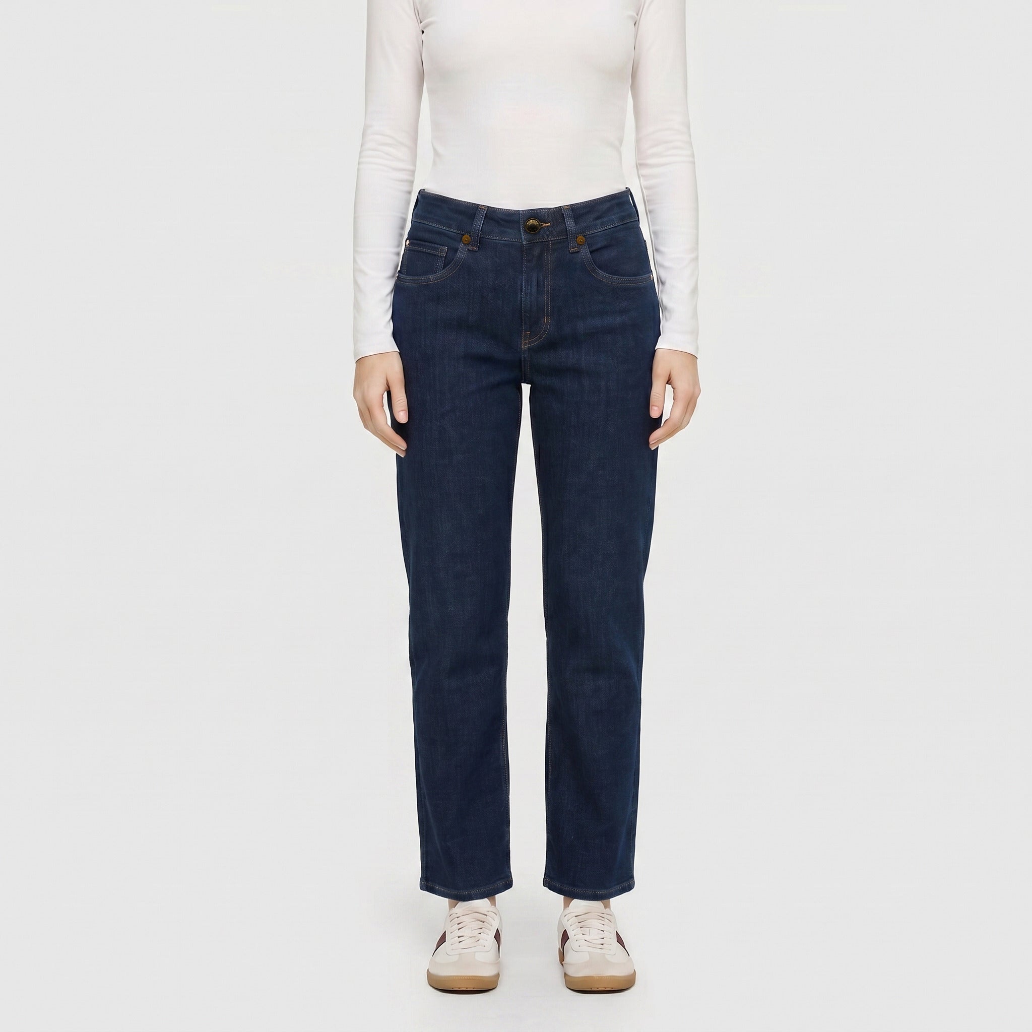 Straight fit made from cross authentic denim. | GINA straight | fashion rinsed | Front view of model