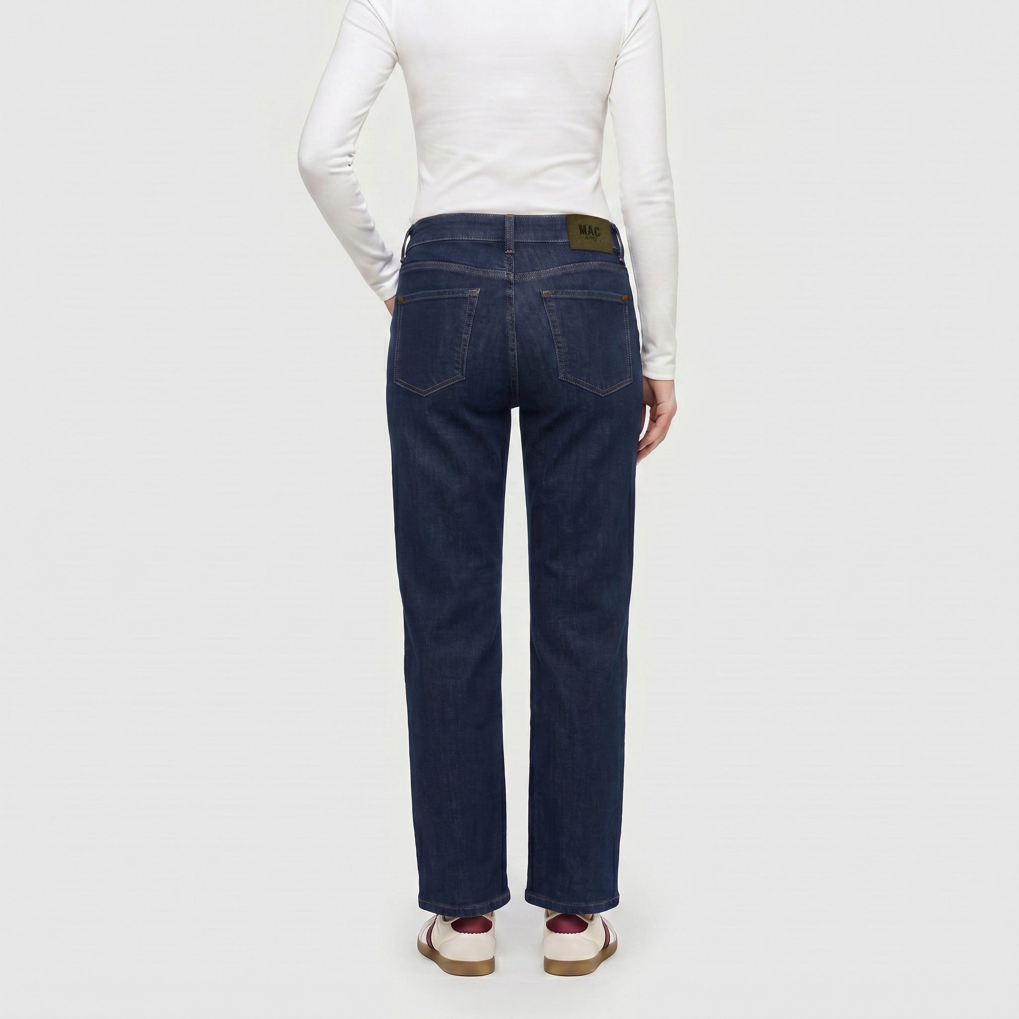 Straight fit made from cross authentic denim. | GINA straight | fashion rinsed | Back view of model