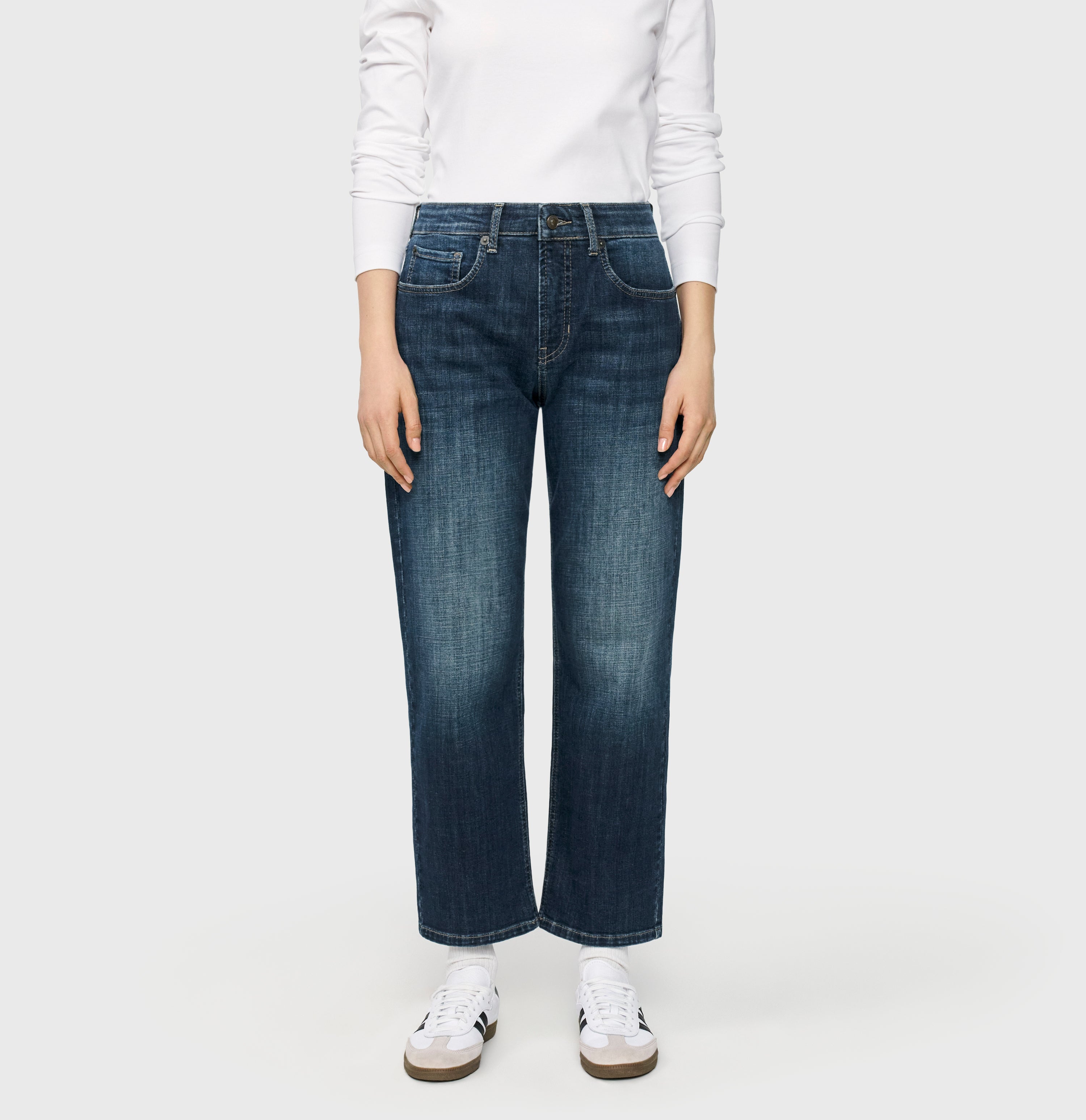  | GINA straight | moonlight blue basic wash | Front view of model