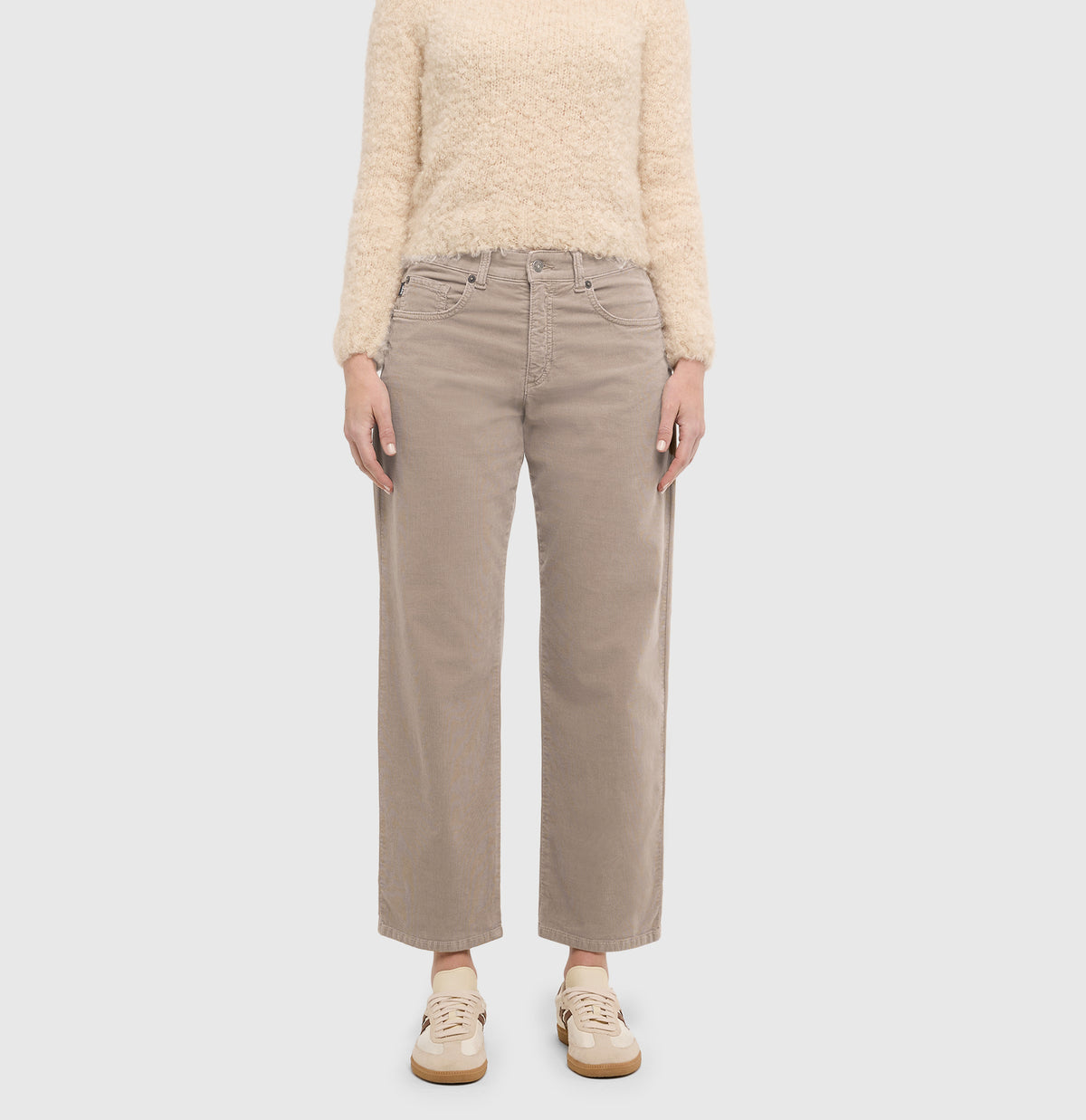  | GINA straight | windspray beige antique | Front view of model