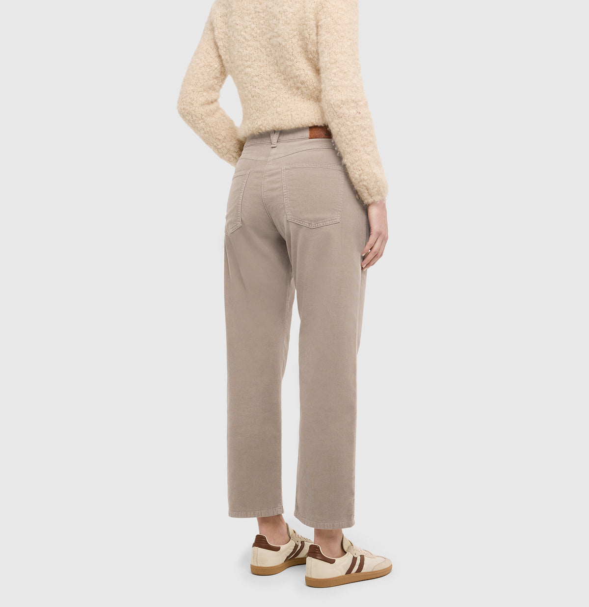  | GINA straight | windspray beige antique | Back view of model