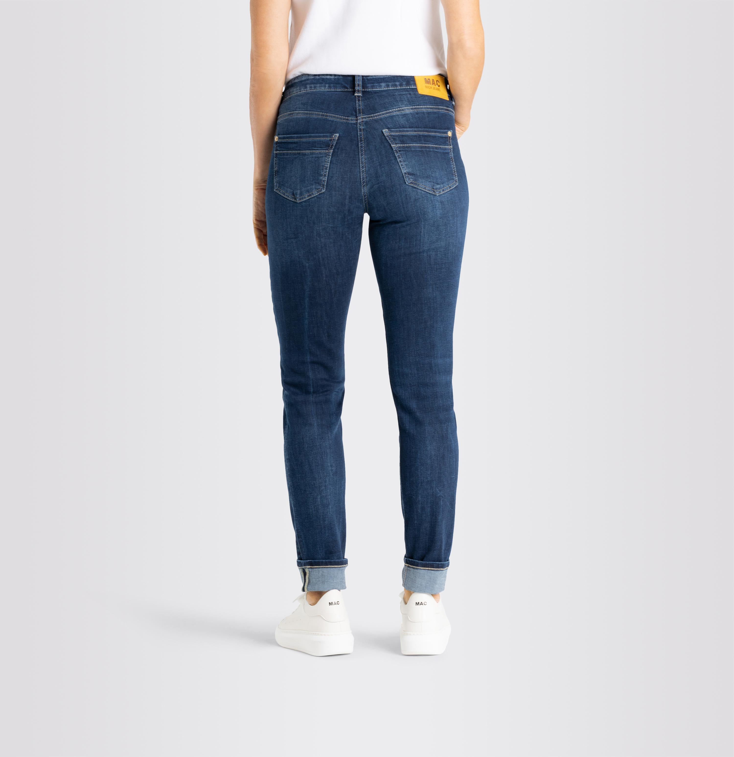 Slim fit with medium rise made of cotton-Tencel-stretch denim | S-NAME | S-FBBZ | Back view of model