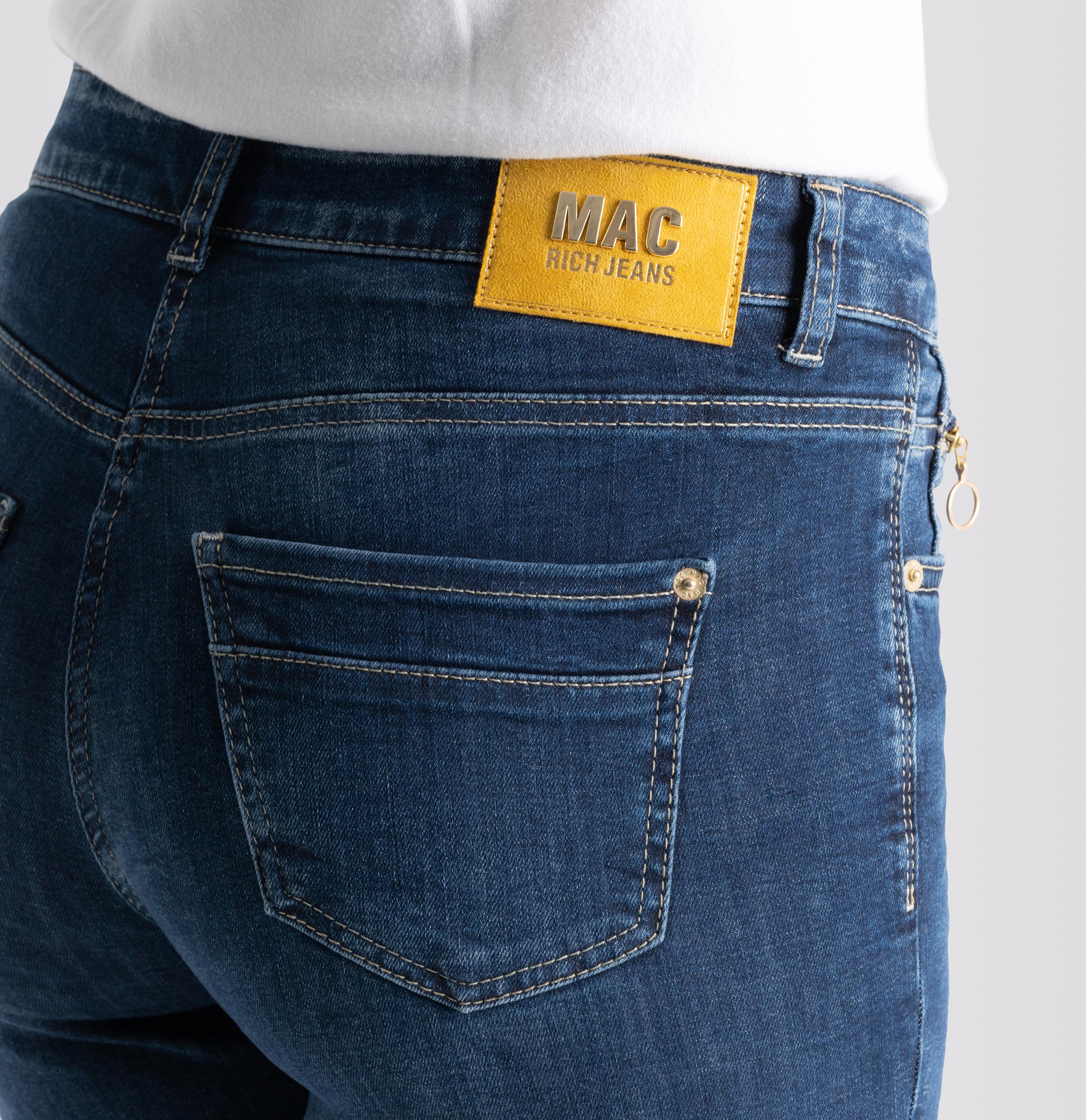 Slim fit with medium rise made of cotton-Tencel-stretch denim | S-NAME | S-FBBZ | Side view of model