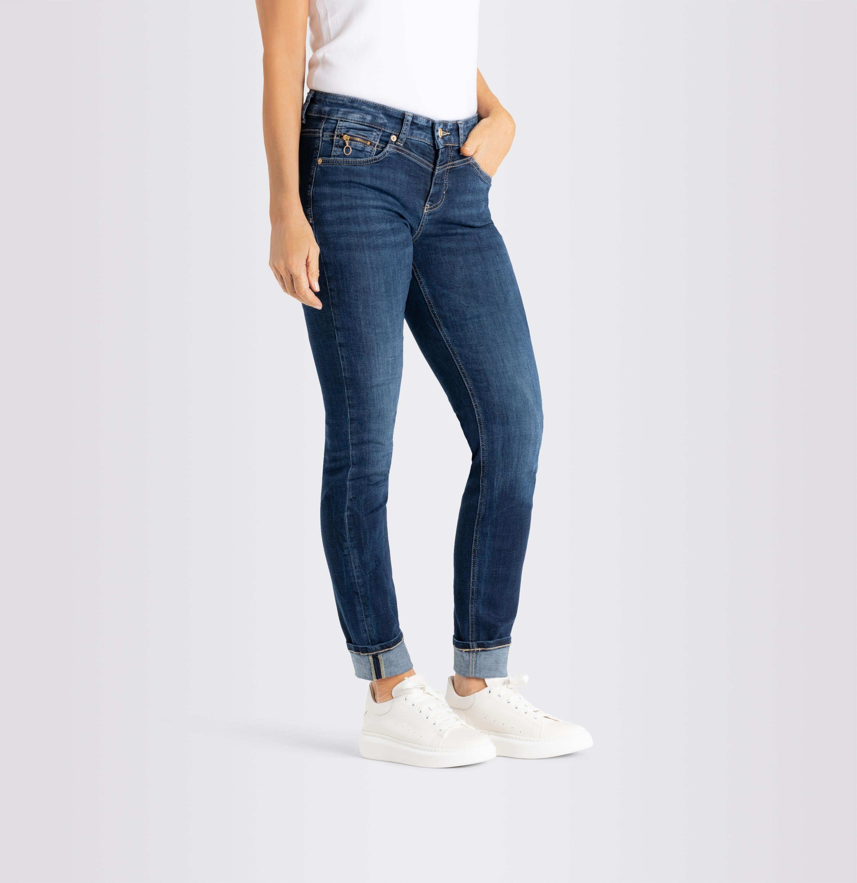 Slim fit with medium rise made of cotton-Tencel-stretch denim | S-NAME | S-FBBZ | Detailed view 2 of model