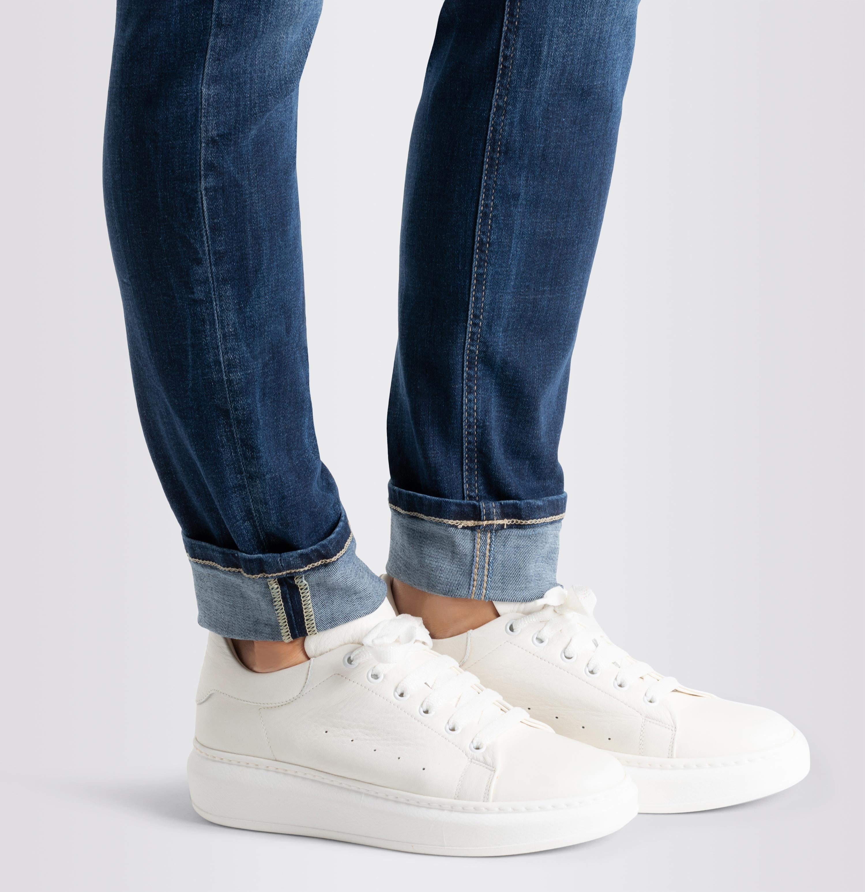 Slim jeans in a light lyocell blend. | RICH SLIM | dark blue net wash | Detailed view 4 of model