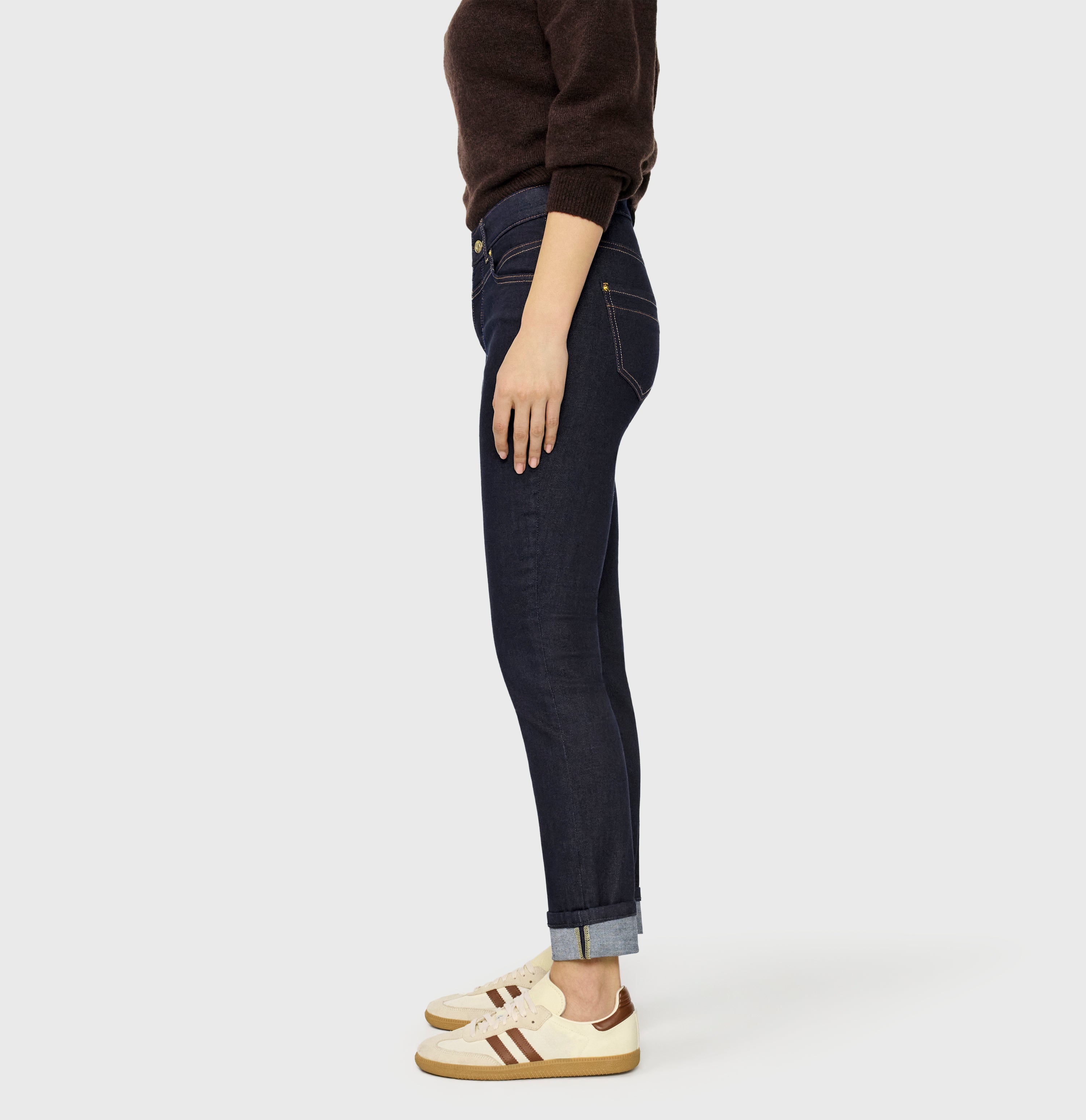 Slim jeans in a light cotton-modal blend. | RICH SLIM | fashion rinsed | Side view of model