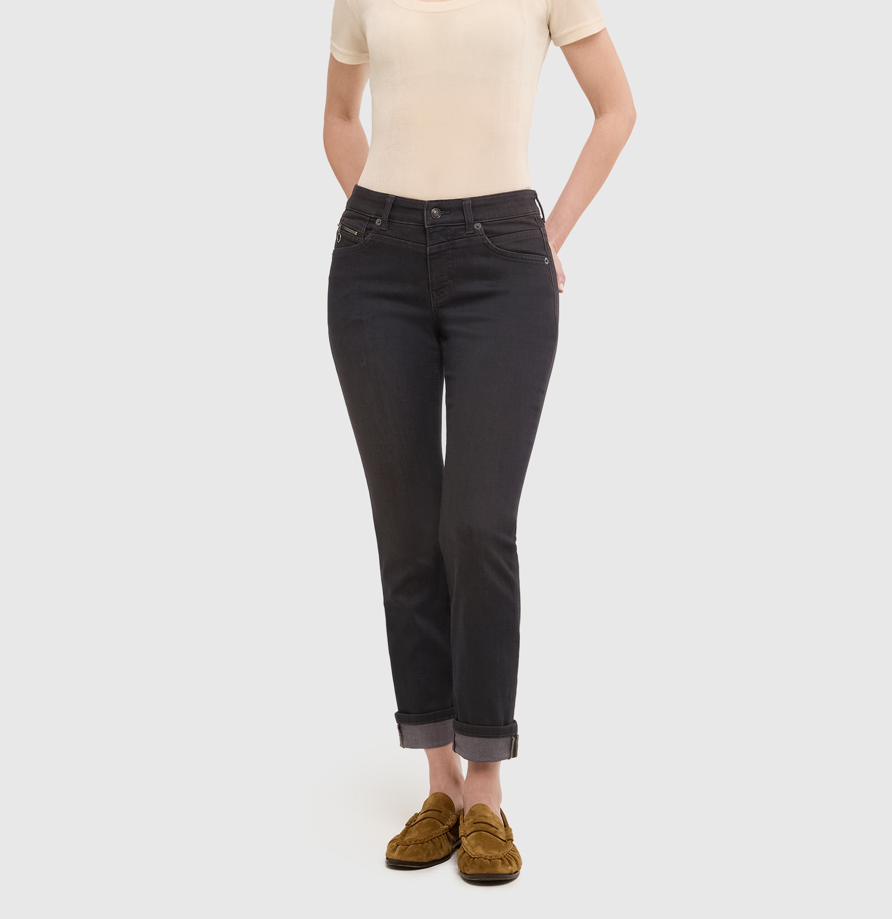 Slim jeans in a light cotton-modal blend. | RICH SLIM | soft black brown used | Front view of model