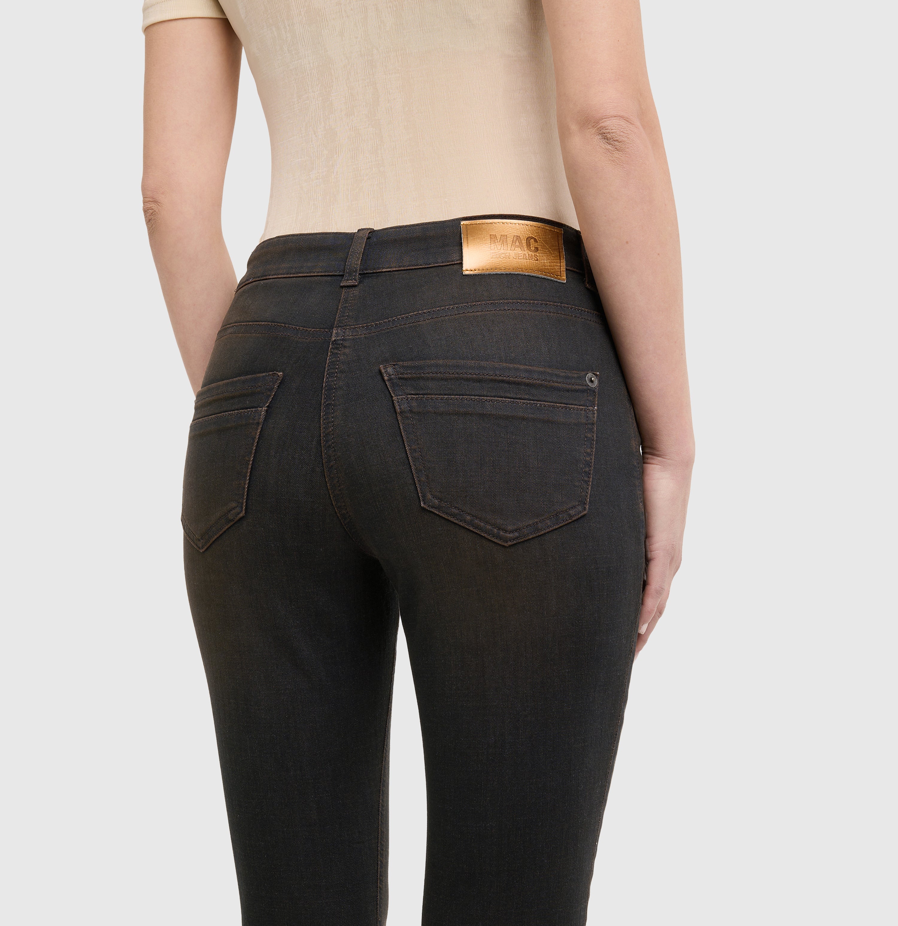 Slim jeans in a light cotton-modal blend. | RICH SLIM | soft black brown used | Detailed view 2 of model