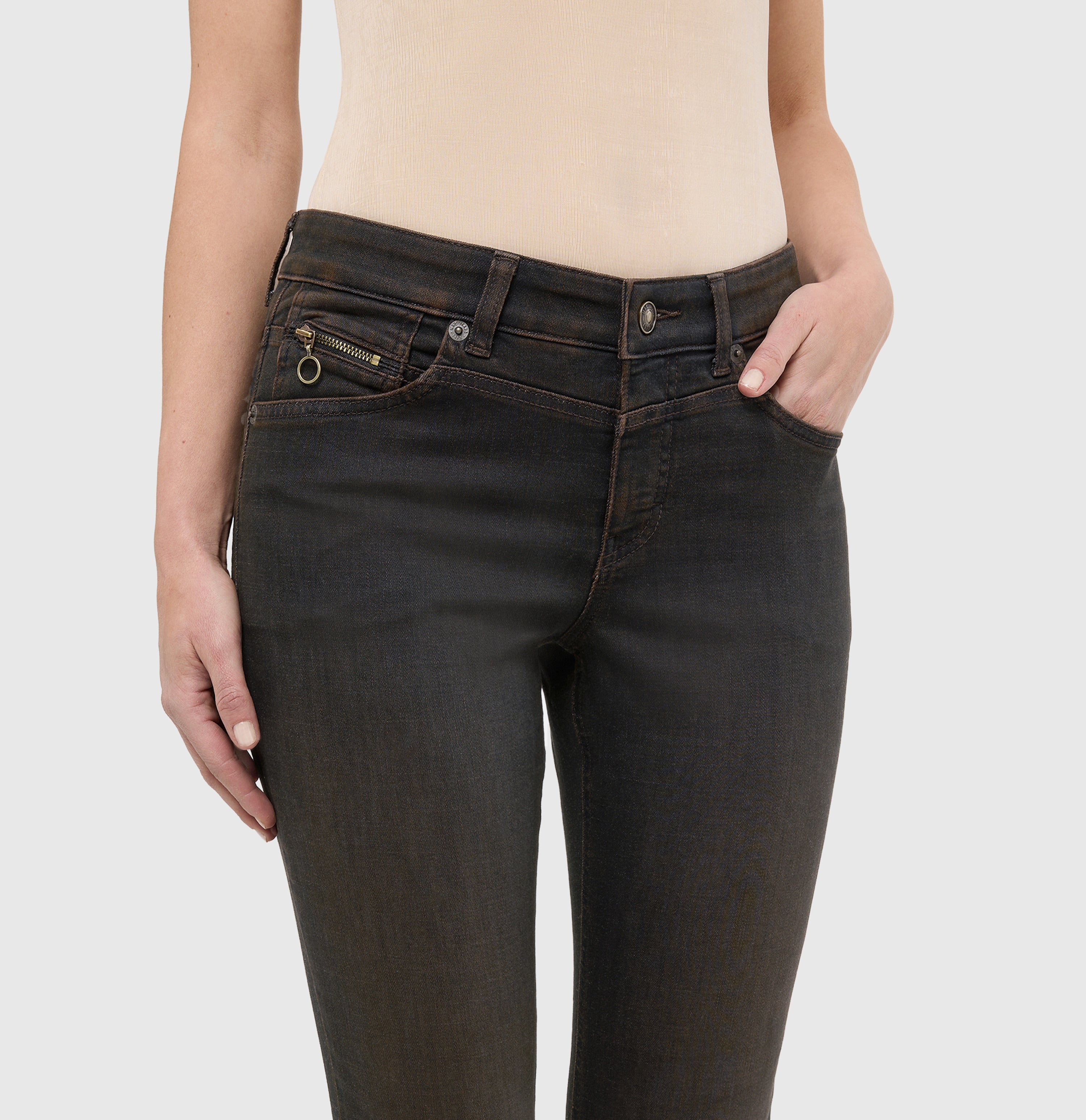Slim jeans in a light cotton-modal blend. | RICH SLIM | soft black brown used | Detailed view 3 of model