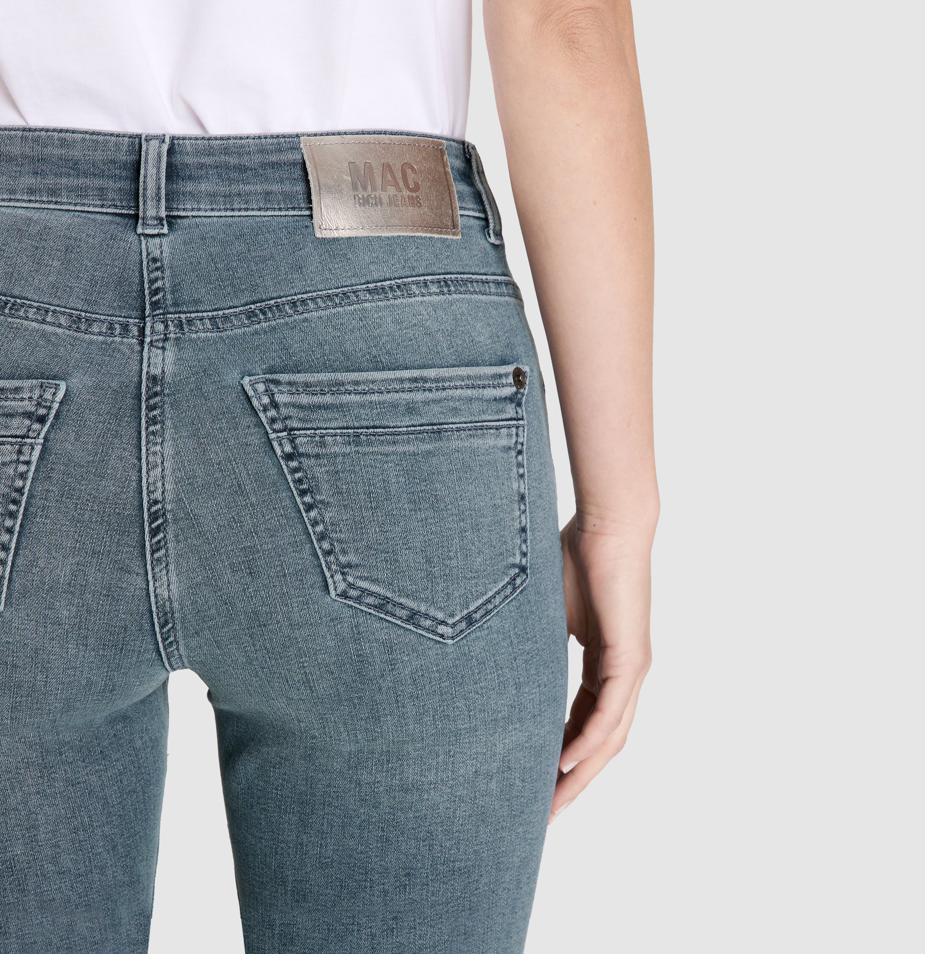 Slim fit in a light lyocell blend. | RICH SLIM hem glam | greyish midblue | Detailed view 2 of model