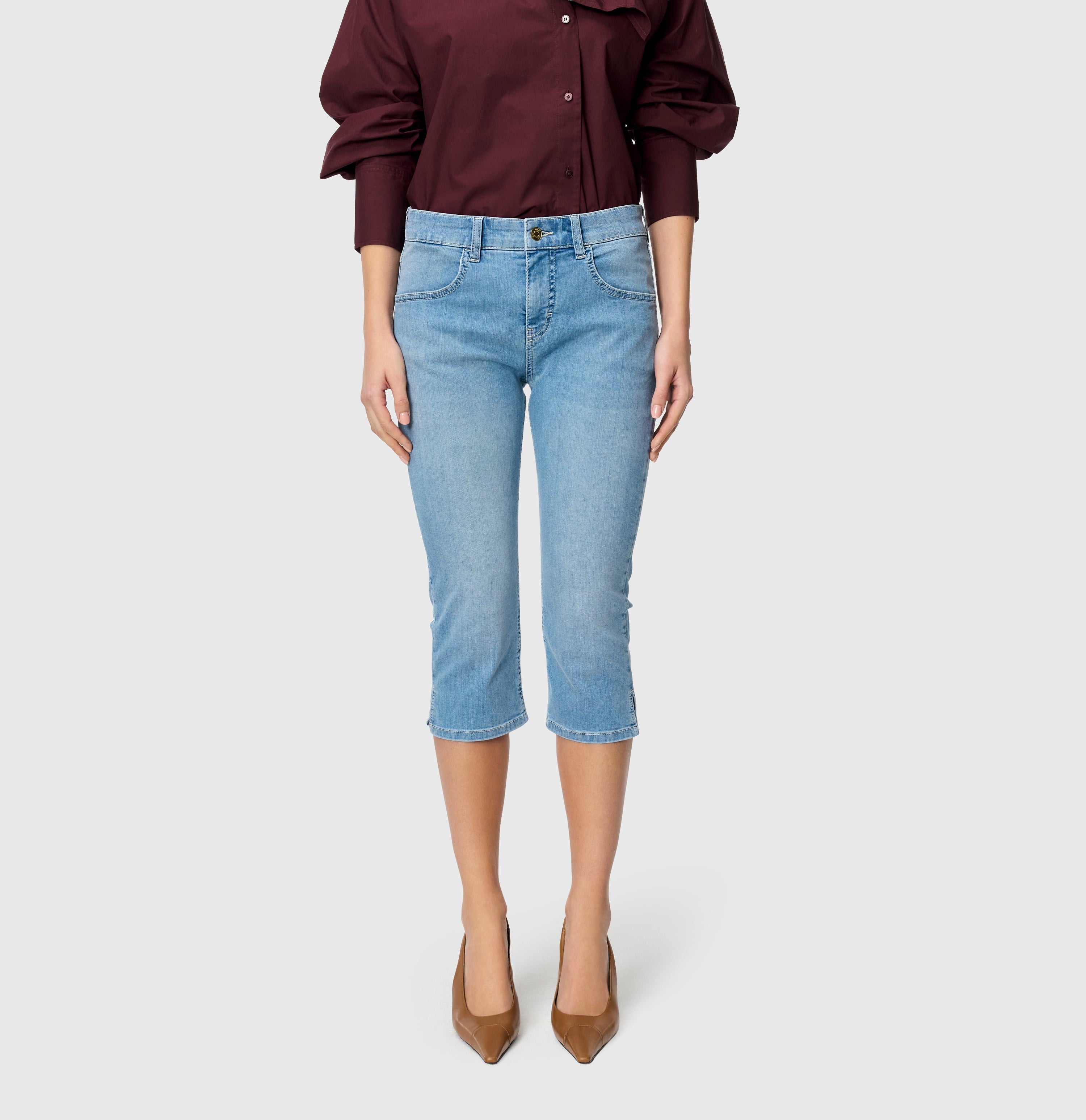 Capri jeans in a summer material. | CAPRI summer clean | light basic wash | Front view of model