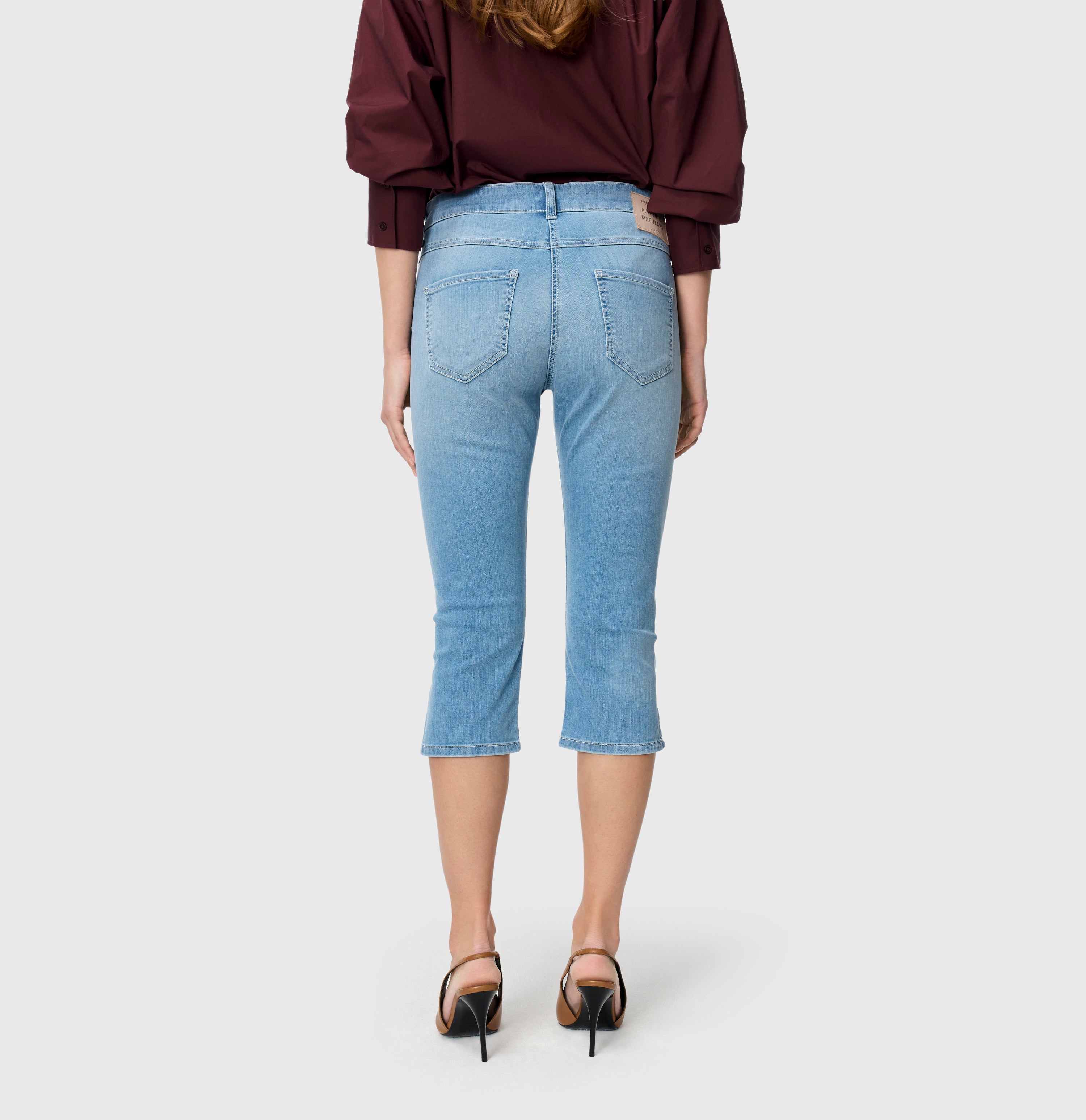 Capri jeans in a summer material. | CAPRI summer clean | light basic wash | Back view of model