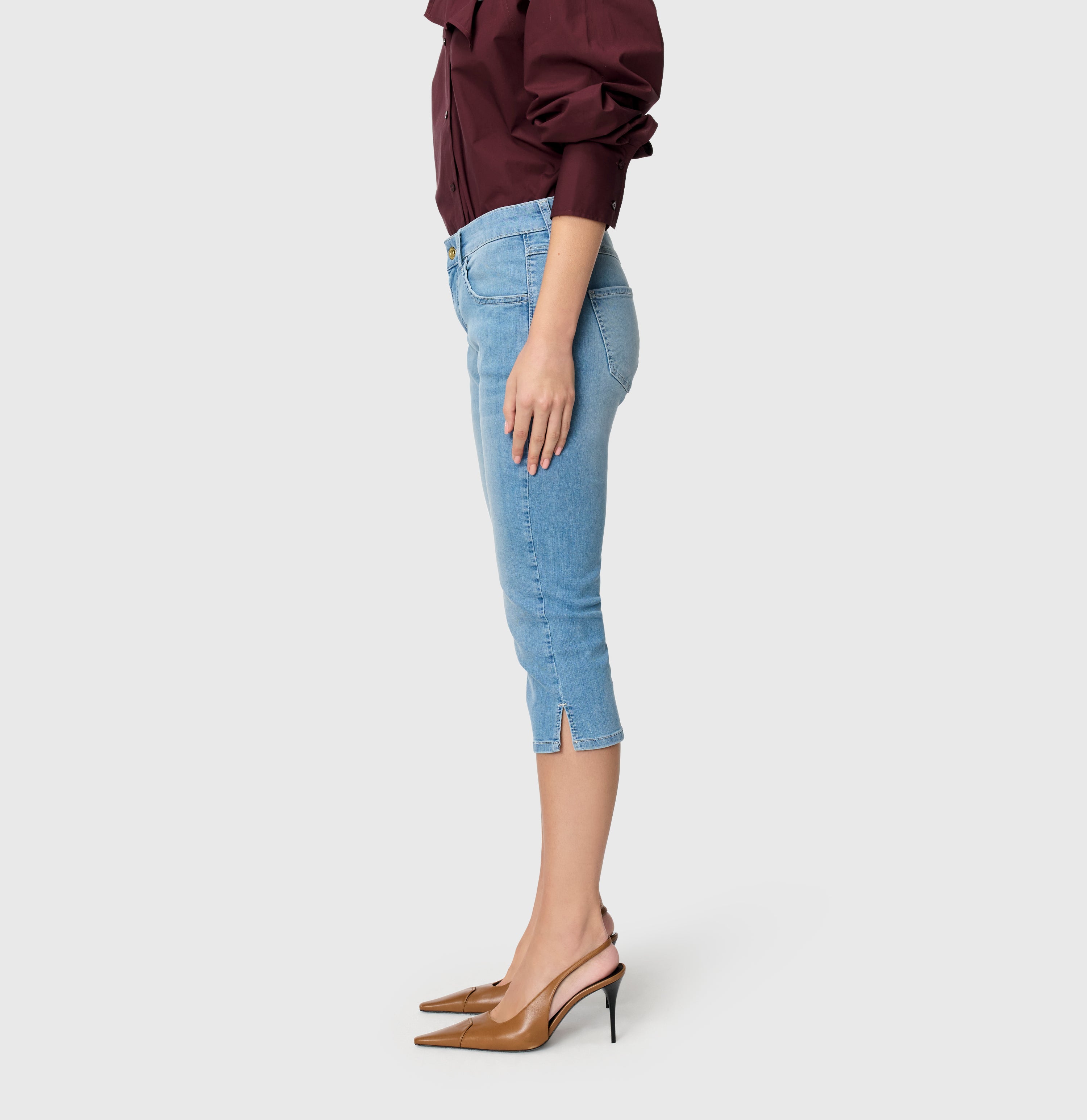 Capri jeans in a summer material. | CAPRI summer clean | light basic wash | Side view of model