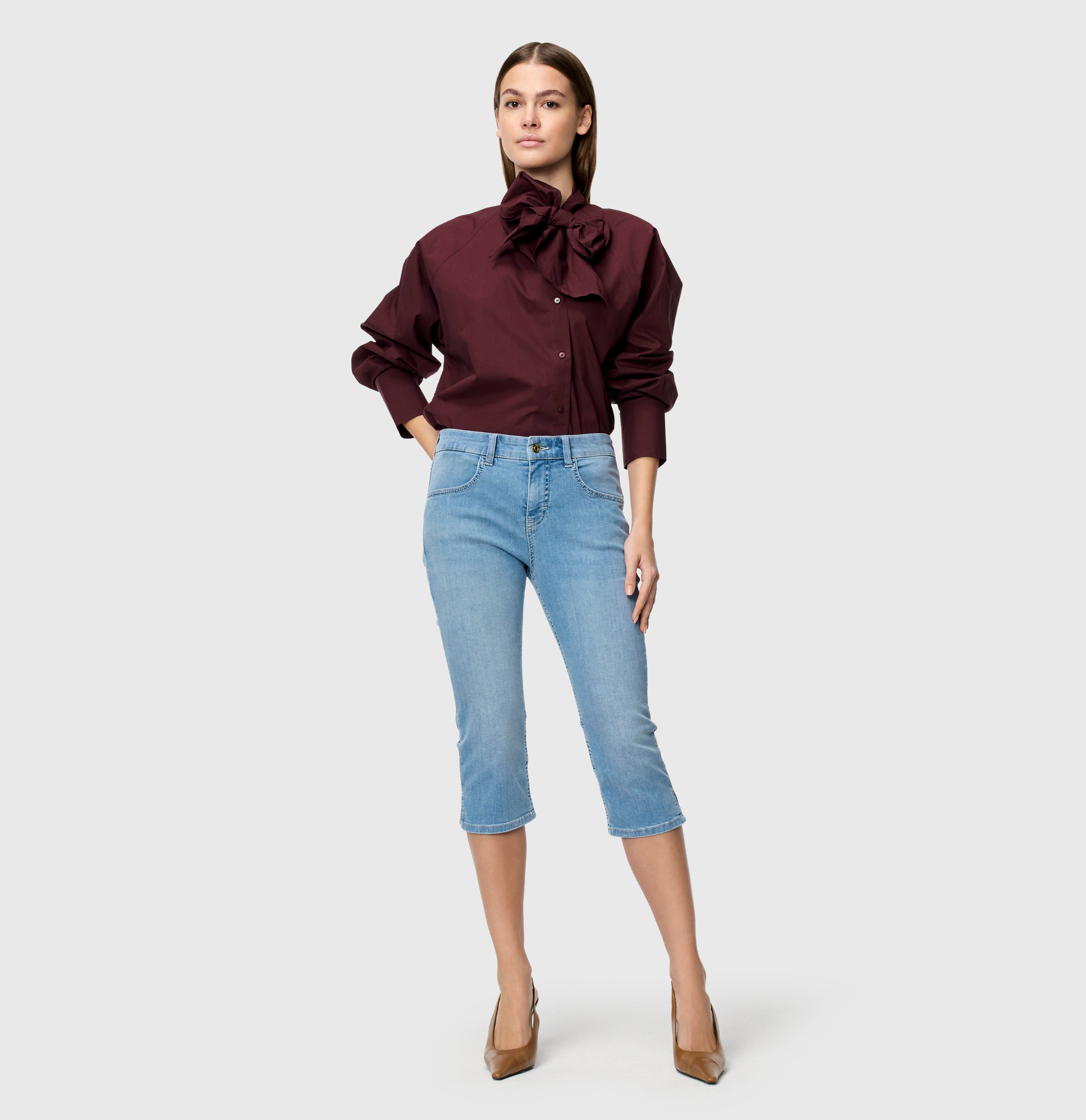 Capri jeans in a summer material. | CAPRI summer clean | light basic wash | Full-body of model