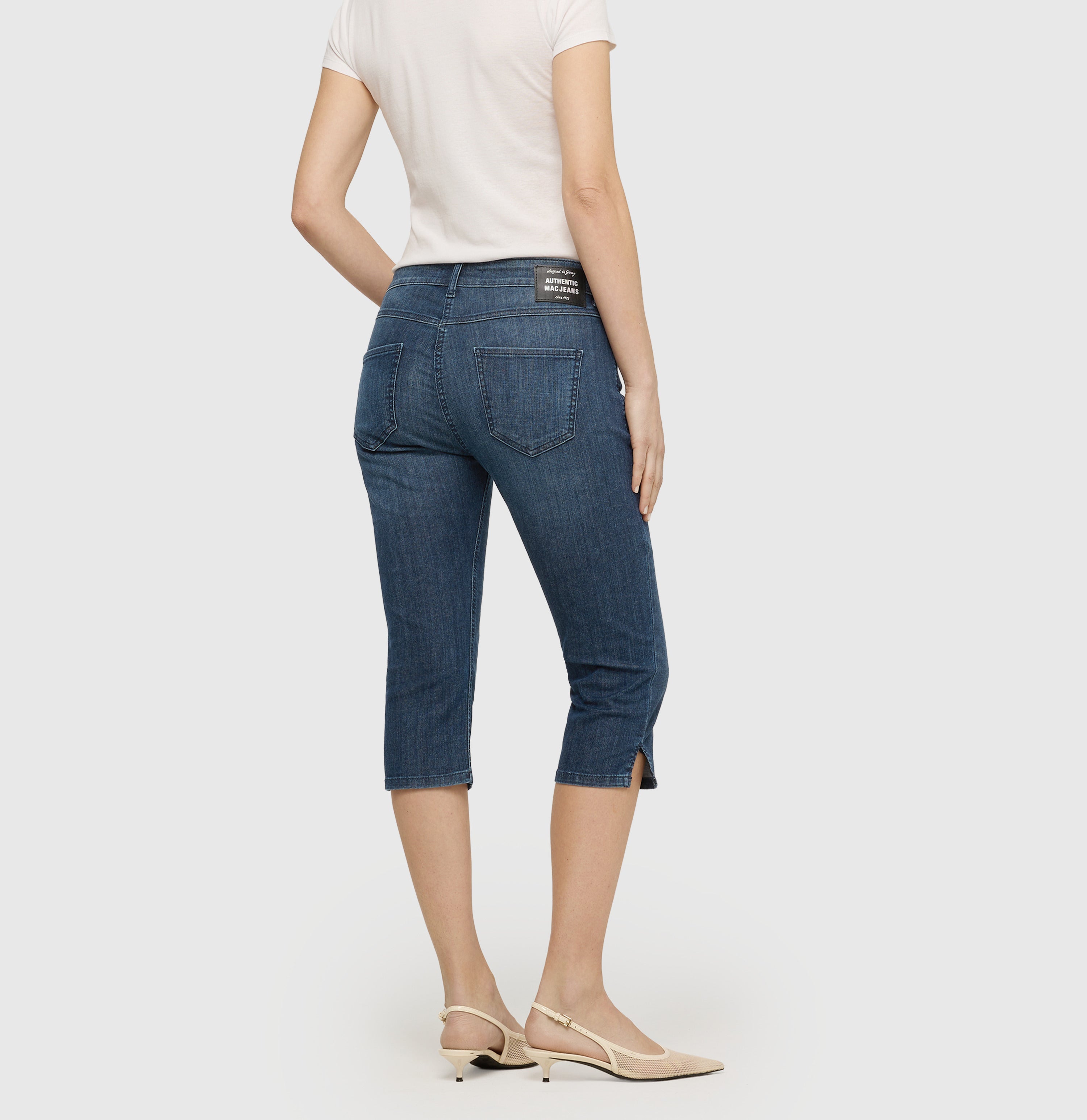 Capri jeans in a summer material. | CAPRI summer clean | dark ocean wash | Back view of model