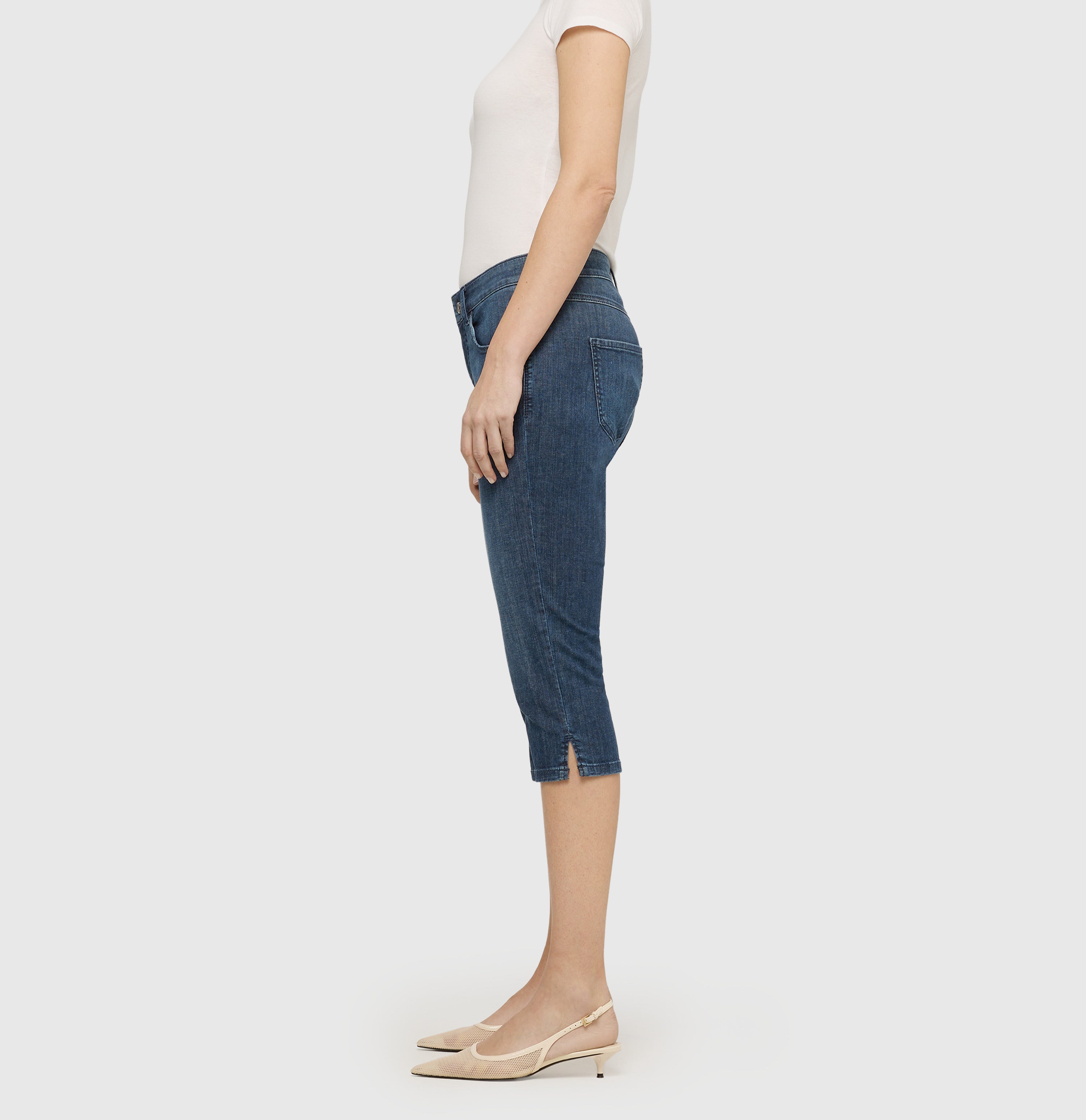 Capri jeans in a summer material. | CAPRI summer clean | dark ocean wash | Side view of model