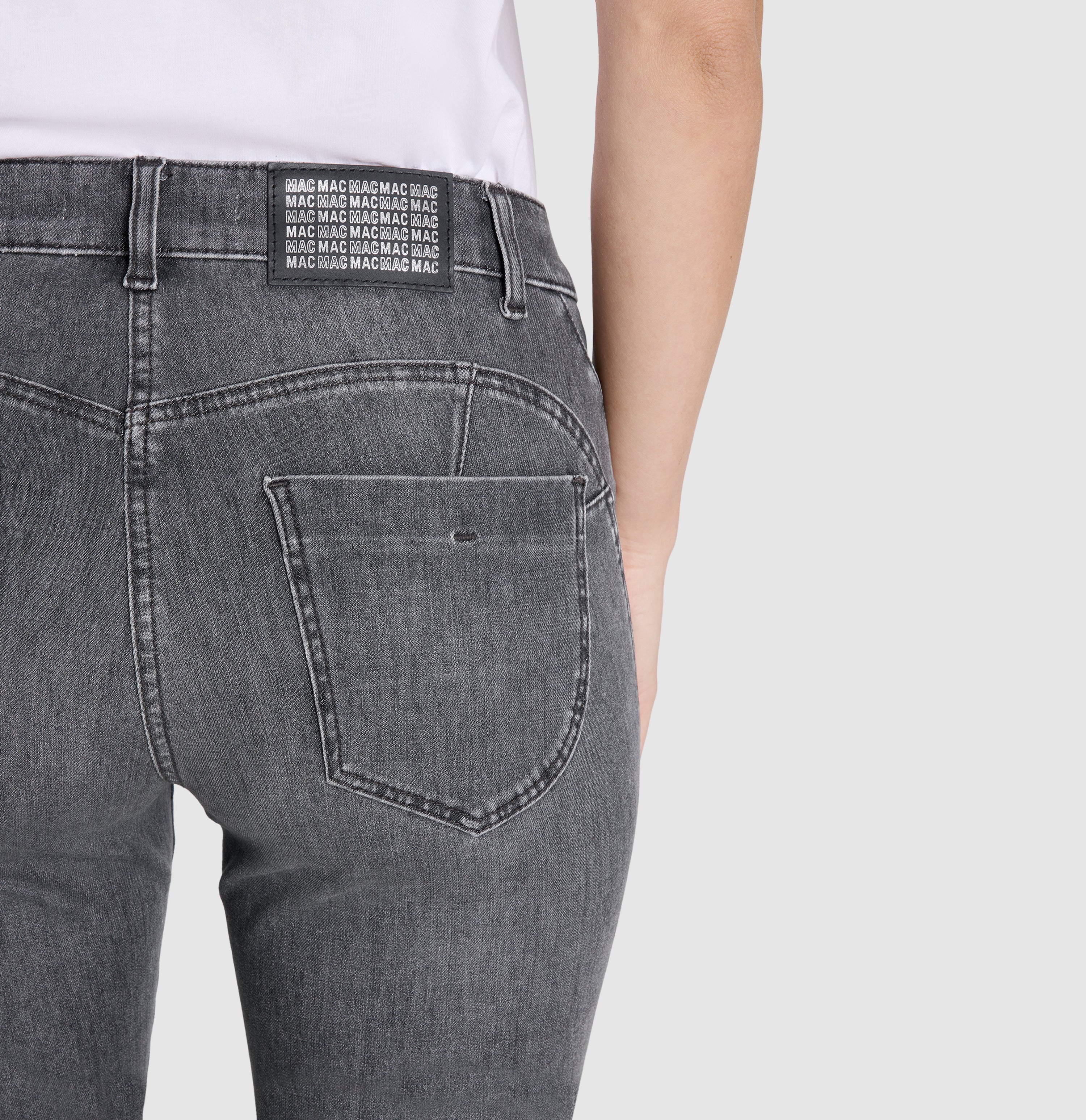 Skinny jeans with details at the leg hem. | S-NAME | S-FBBZ | Detailed view 2 of model